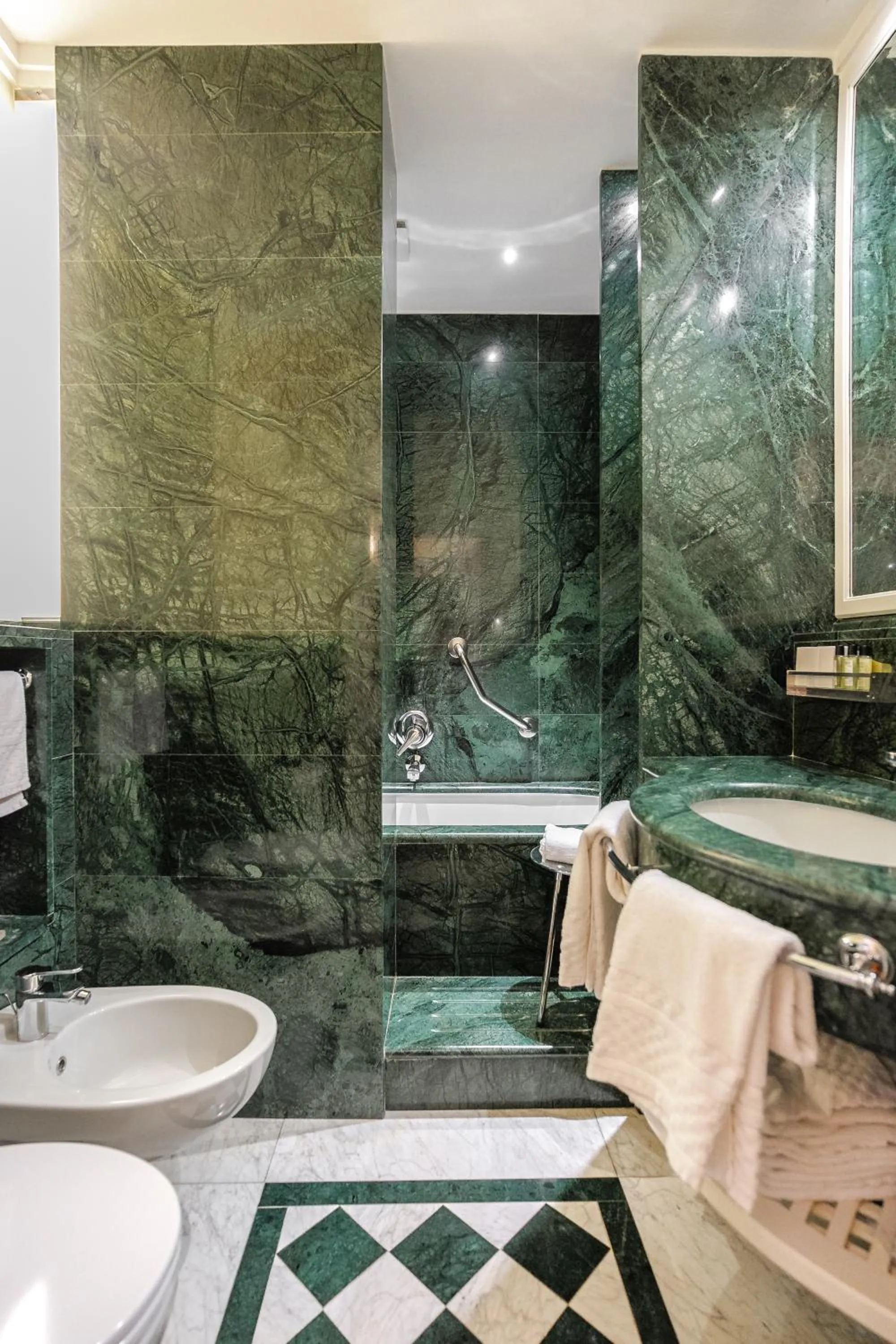 Bathroom in Art Hotel Commercianti