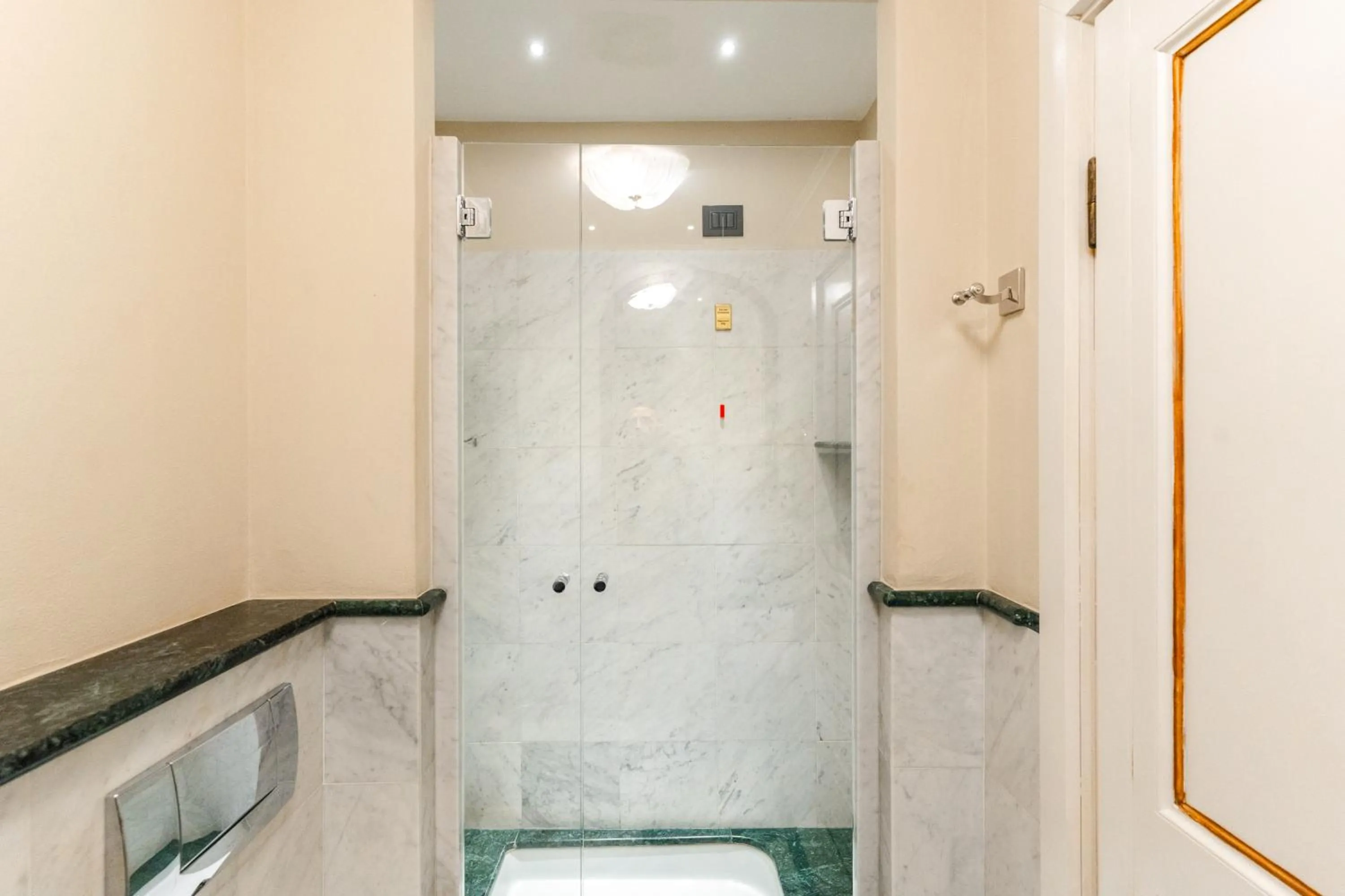 Bathroom in Art Hotel Commercianti