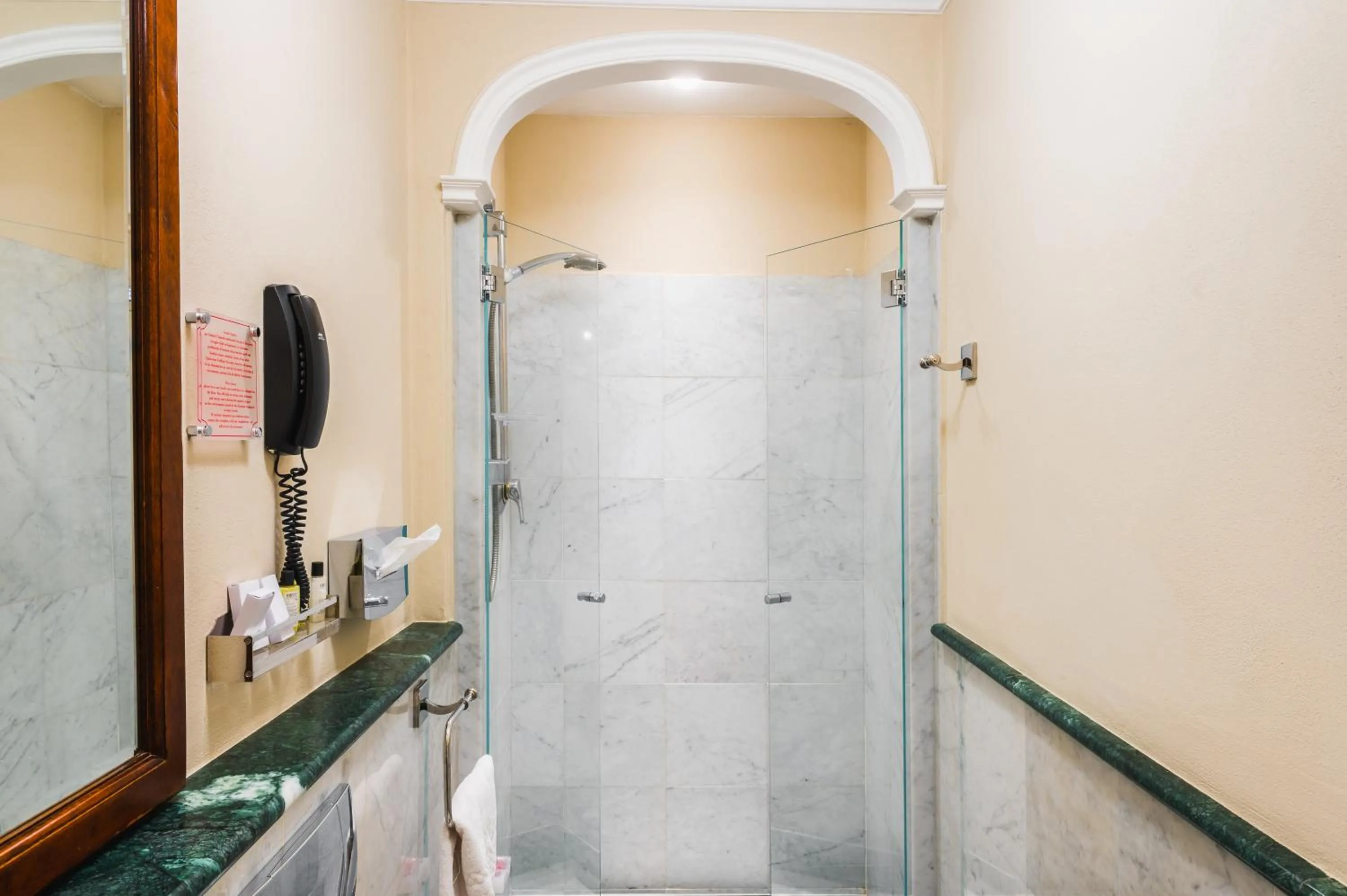 Shower in Art Hotel Commercianti