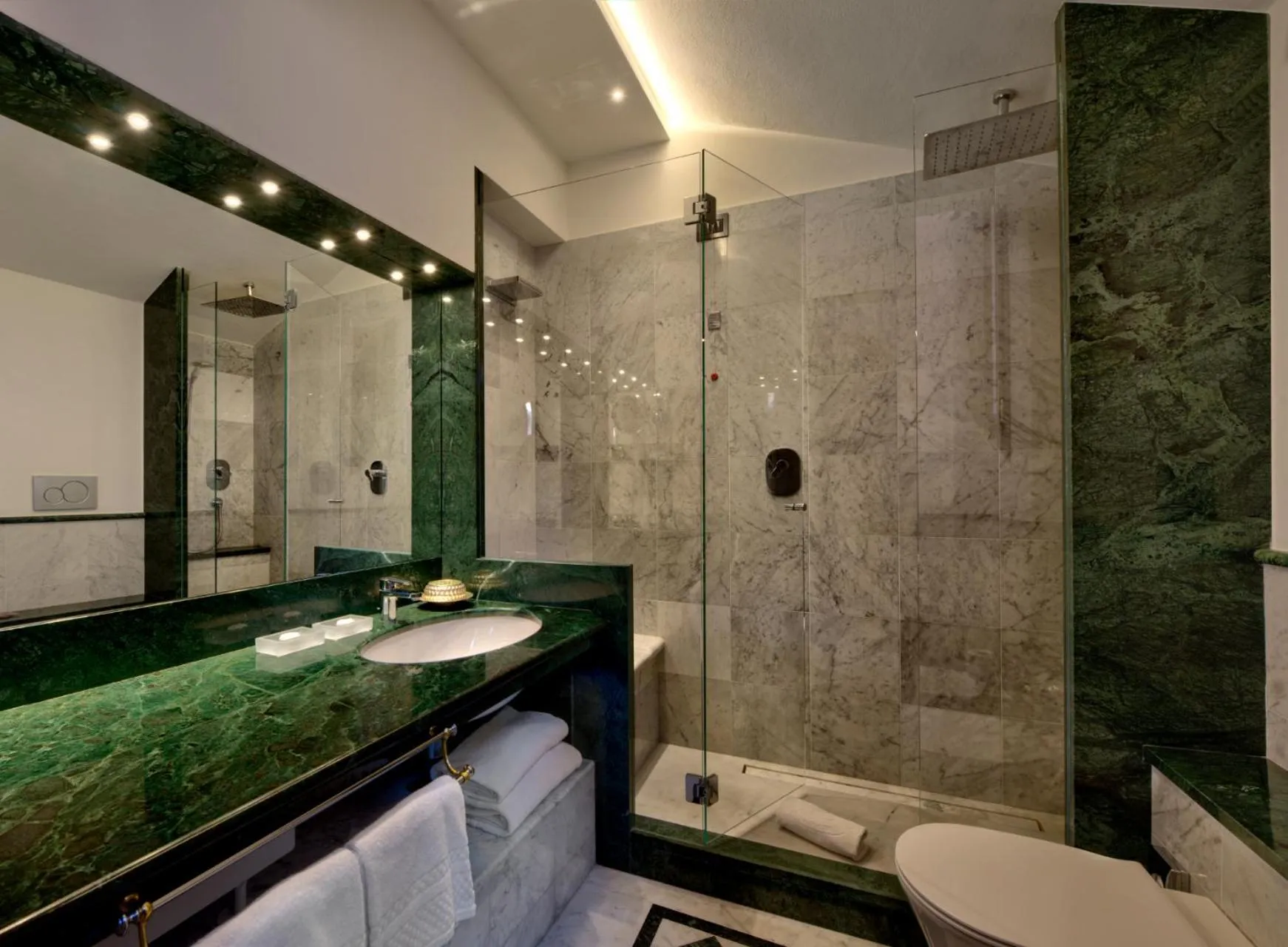 Bathroom in Art Hotel Commercianti