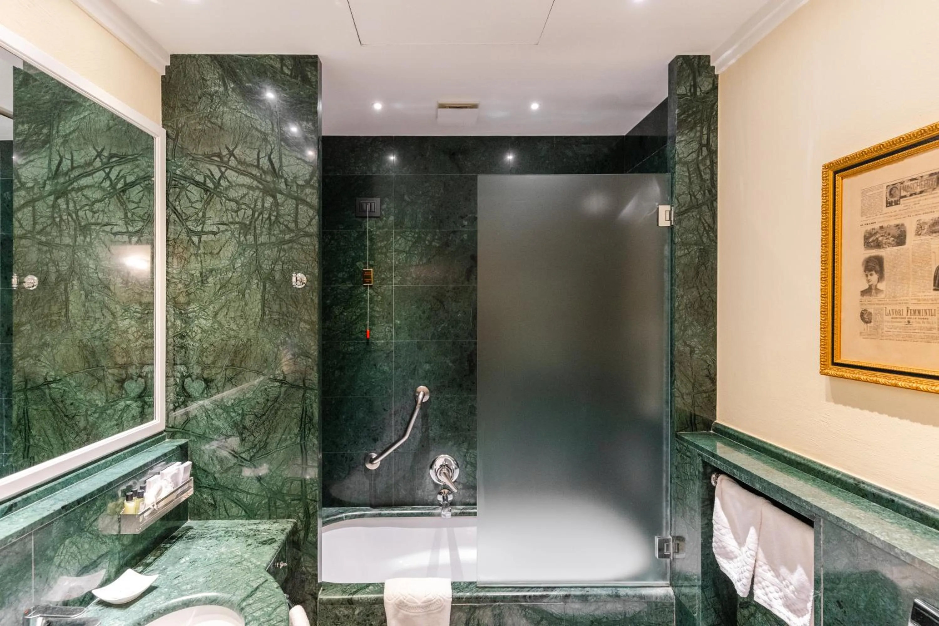 Bathroom in Art Hotel Commercianti