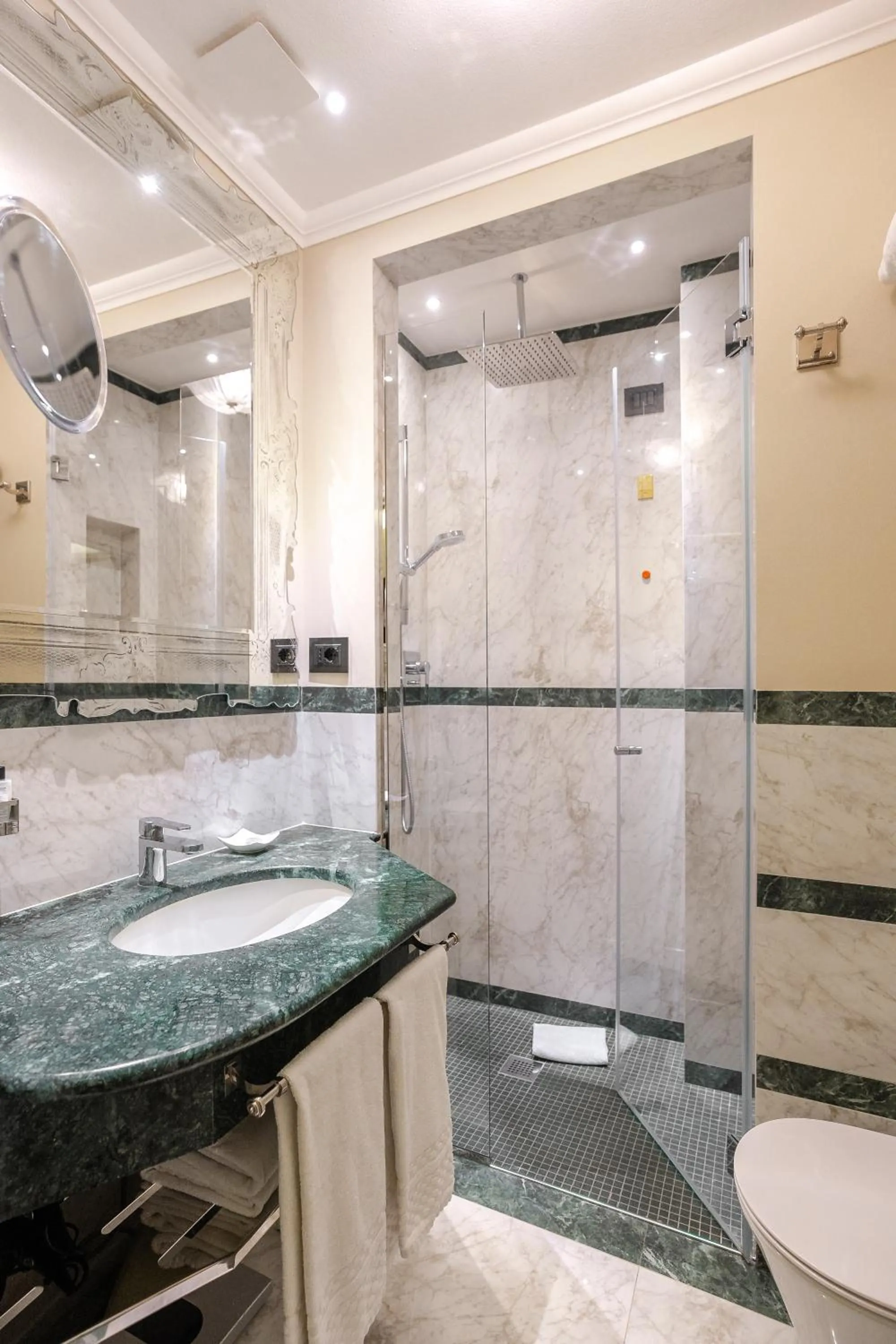 Bathroom in Art Hotel Commercianti