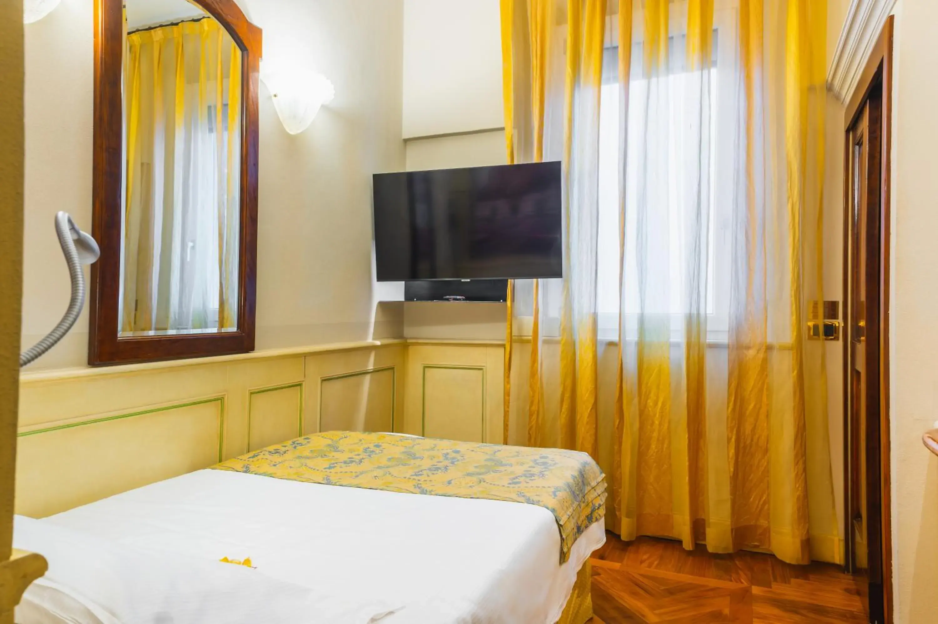 Photo of the whole room, Bed in Art Hotel Commercianti Photo of the whole room, Bed in Art Hotel Commercianti