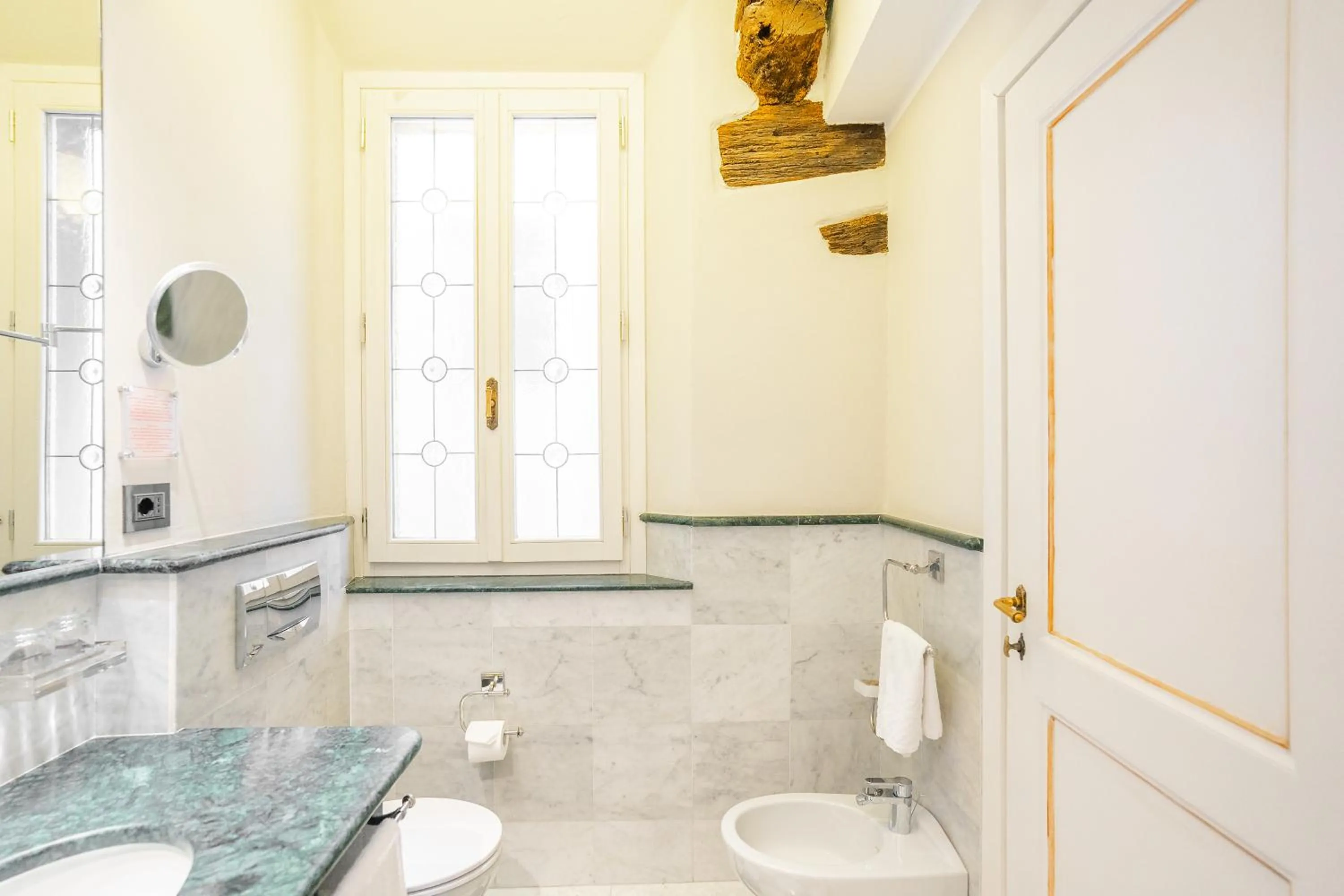 Bathroom in Art Hotel Commercianti