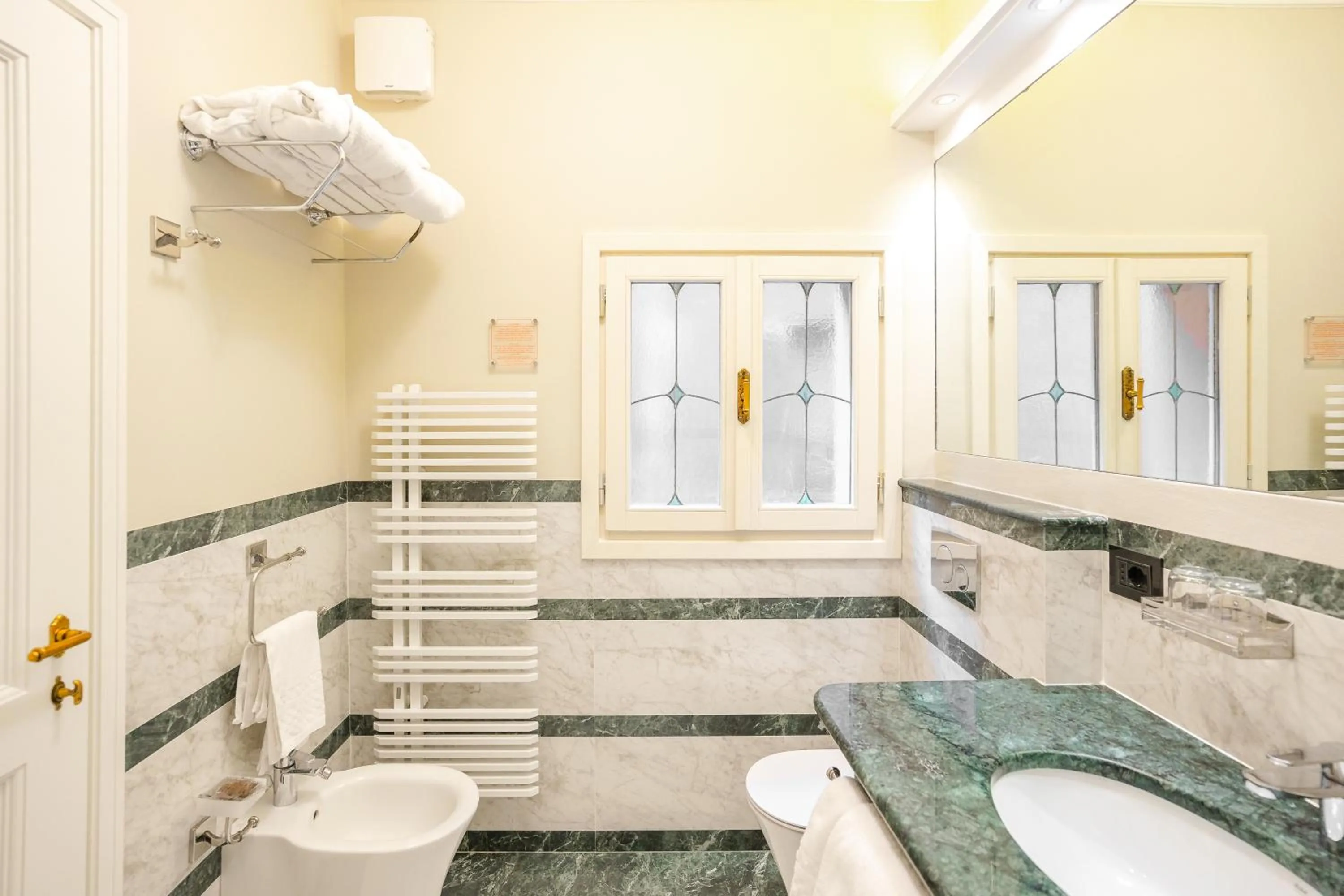 Bathroom in Art Hotel Commercianti