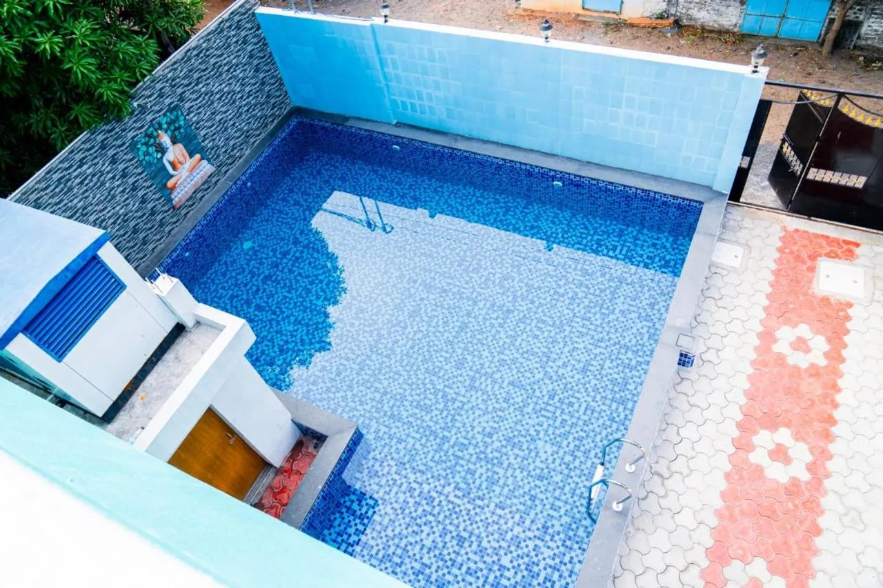 Swimming pool in Le Springlynn Residency