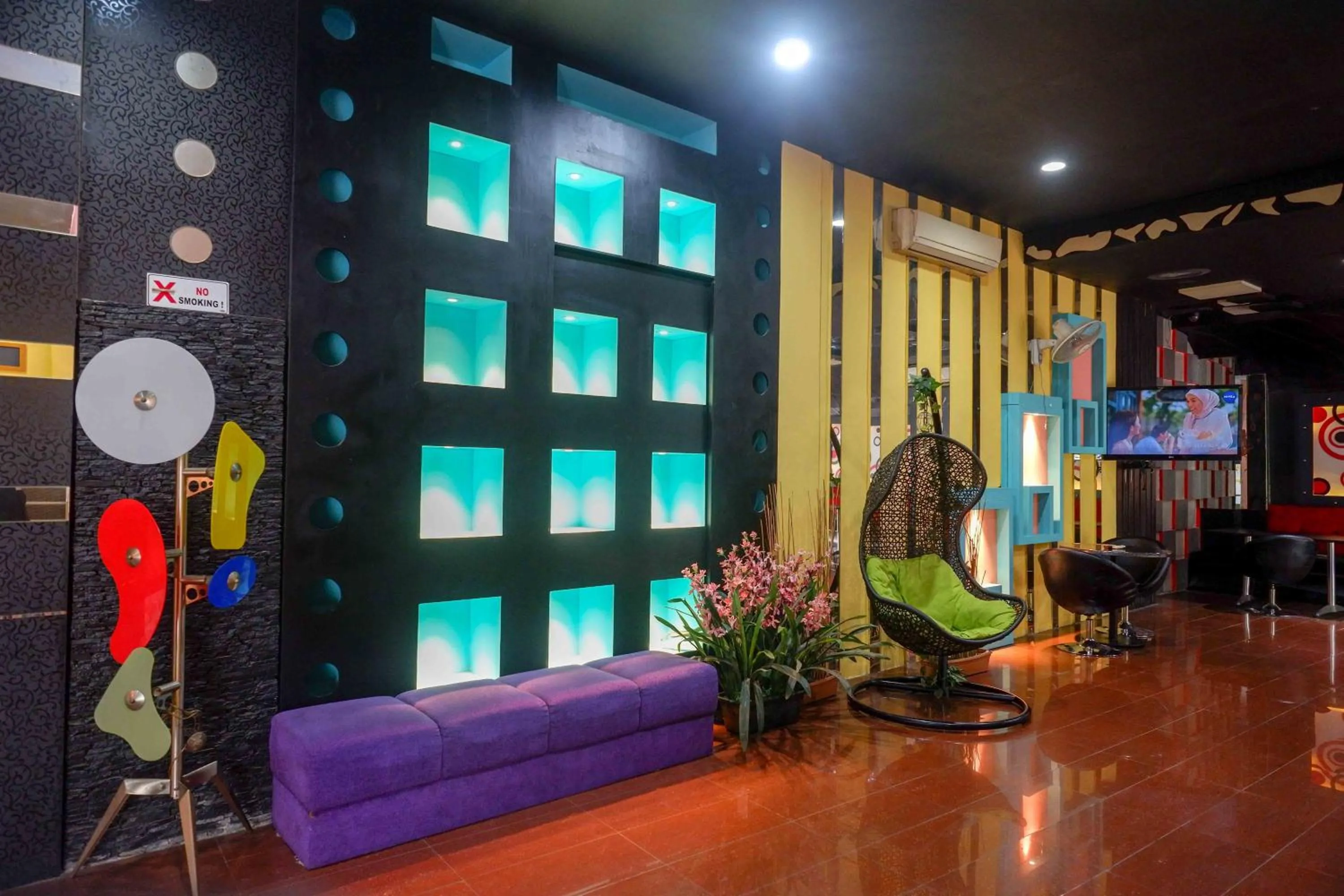 Lobby or reception in Sans Hotel International Surabaya