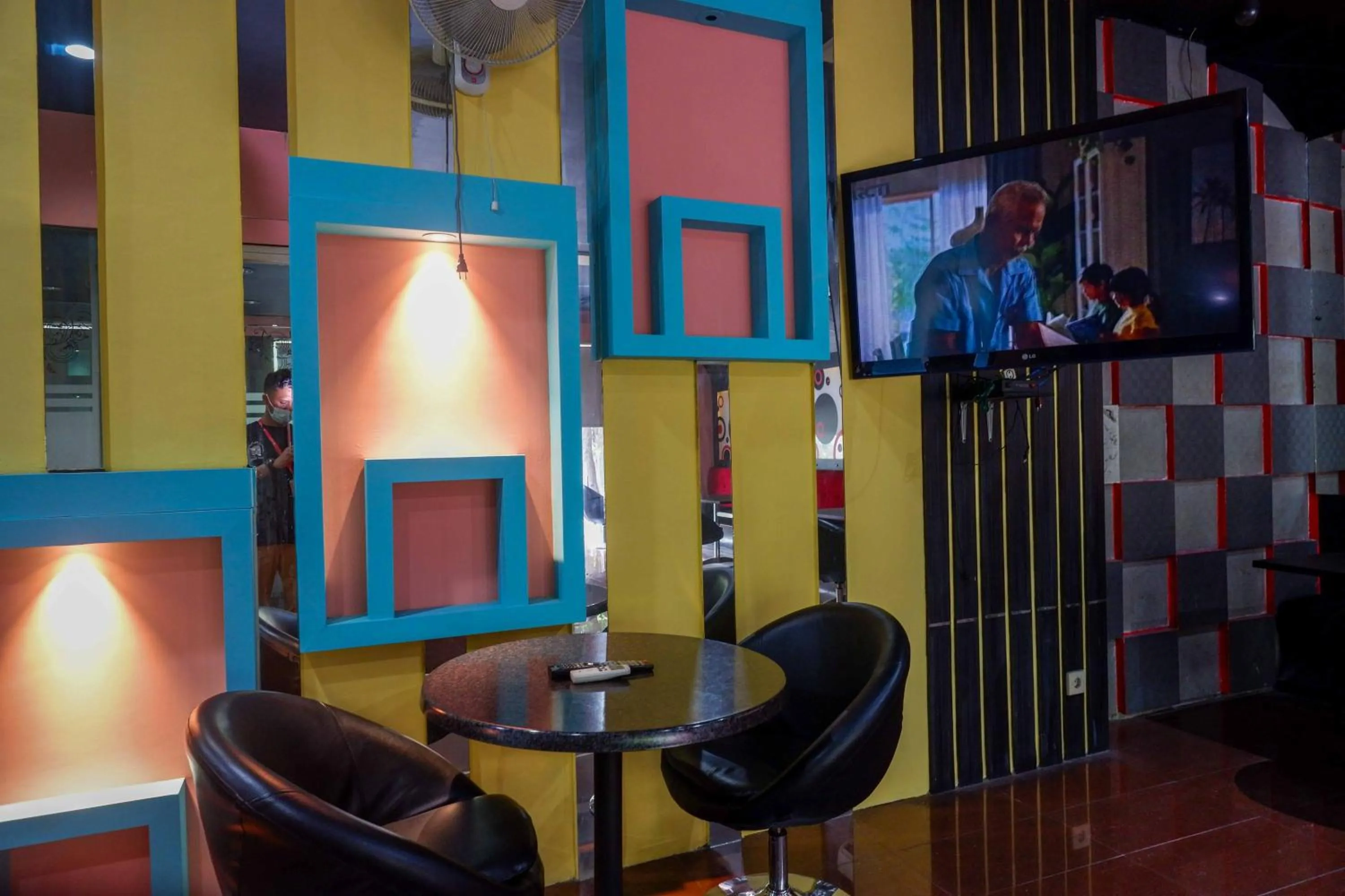 Lobby or reception in Sans Hotel International Surabaya