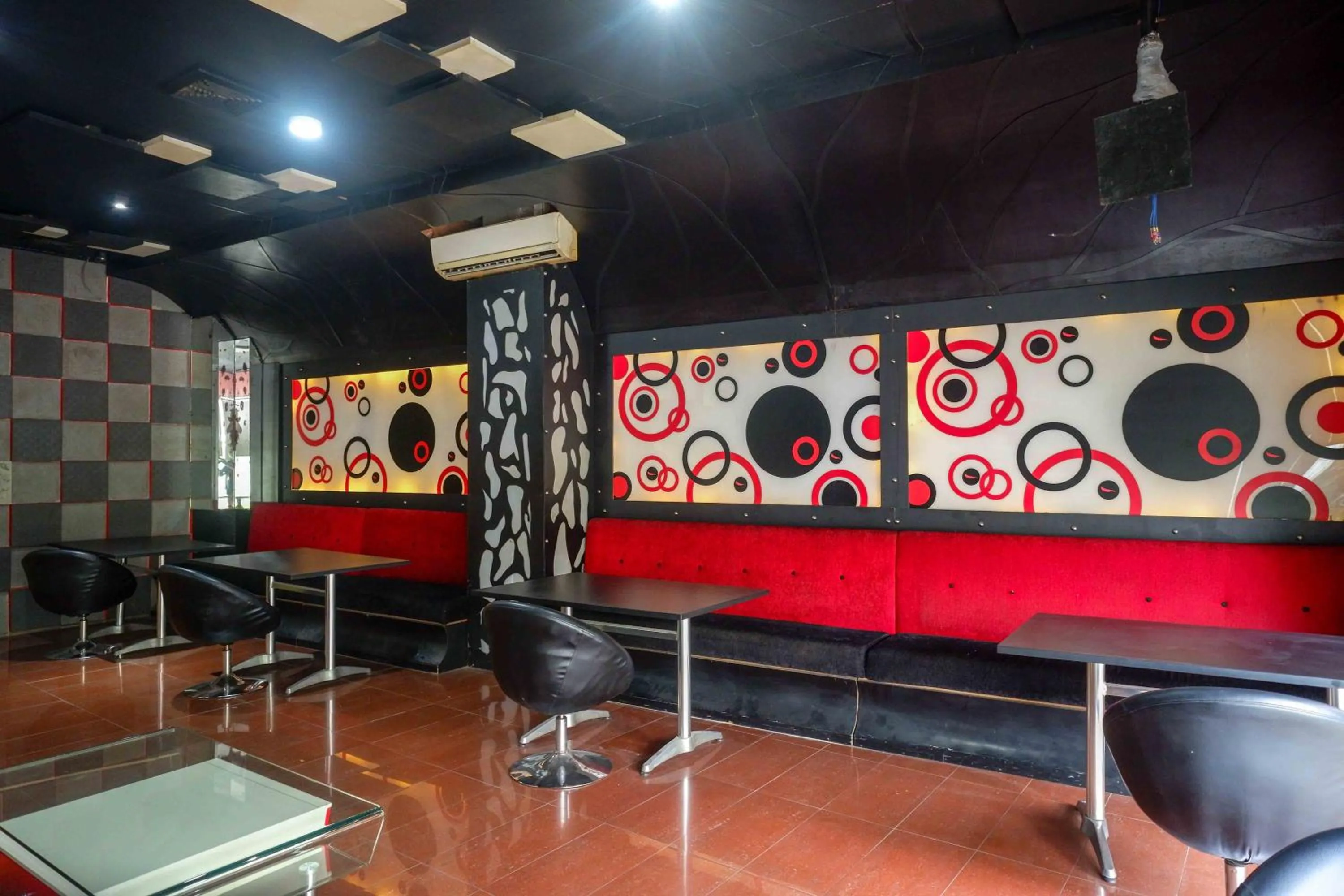 Lounge or bar in Sans Hotel International Surabaya