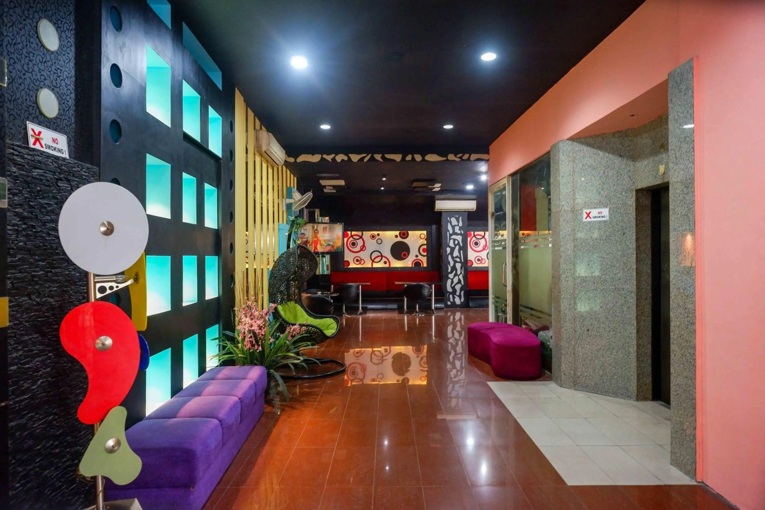 Lobby or reception in Sans Hotel International Surabaya