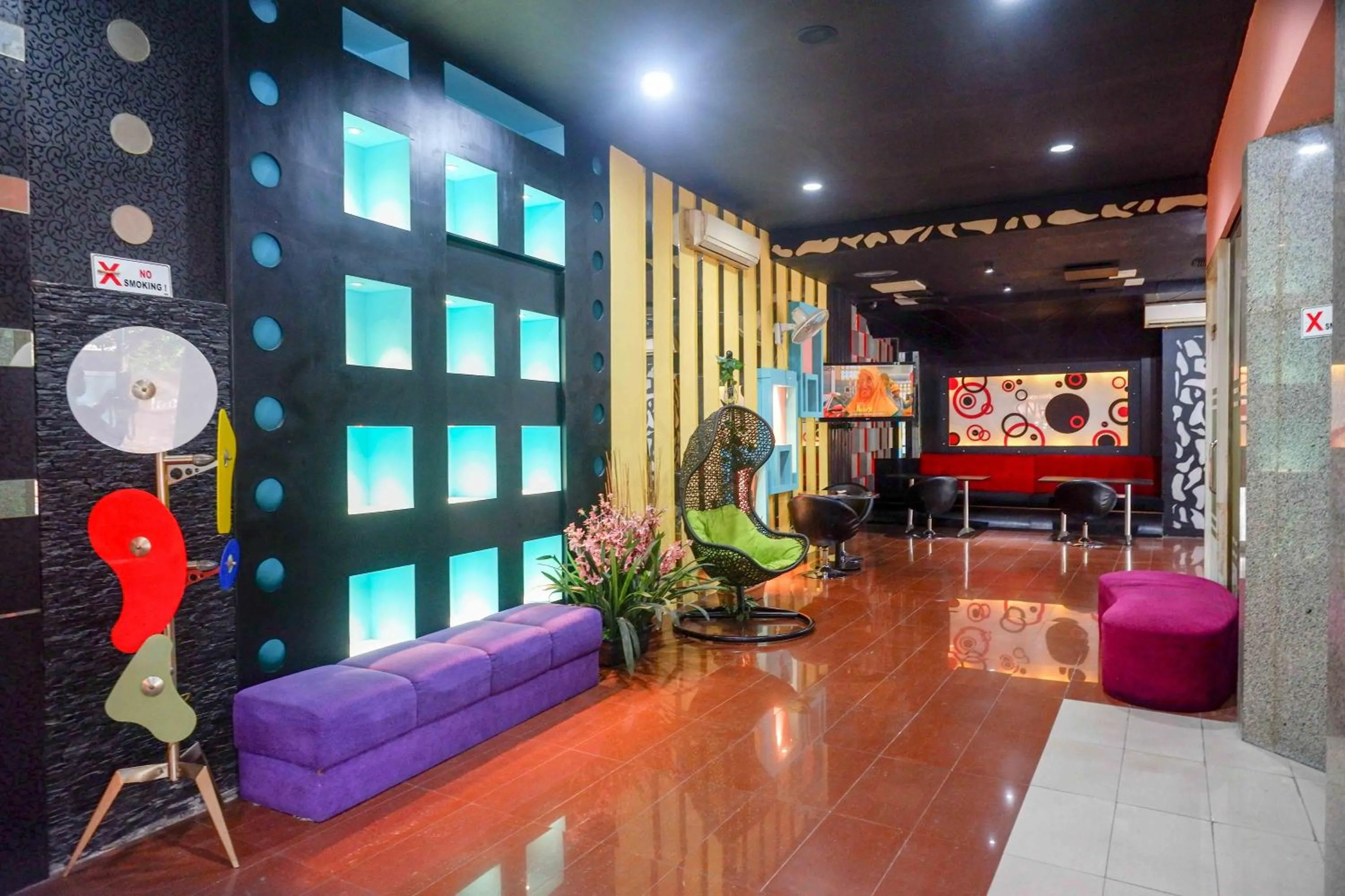 Lobby or reception in Sans Hotel International Surabaya