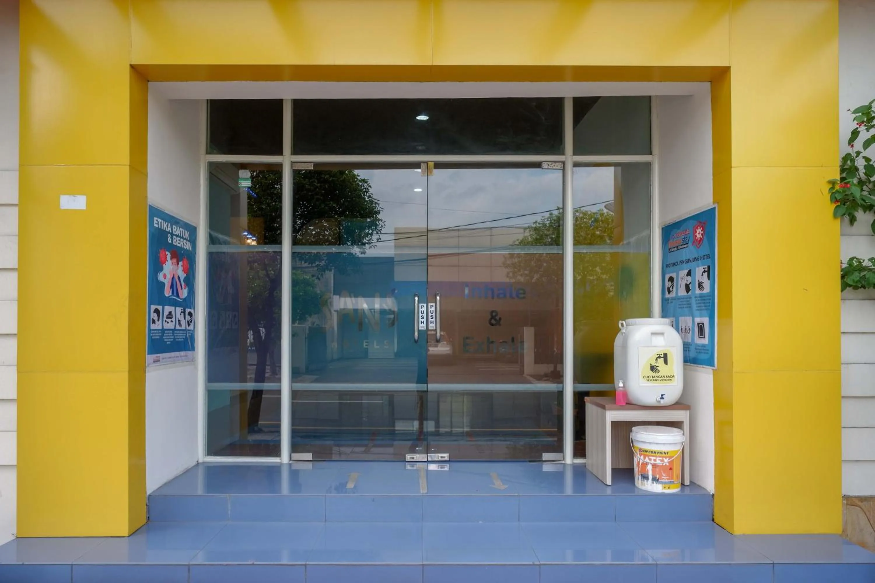 Facade/entrance in Sans Hotel International Surabaya