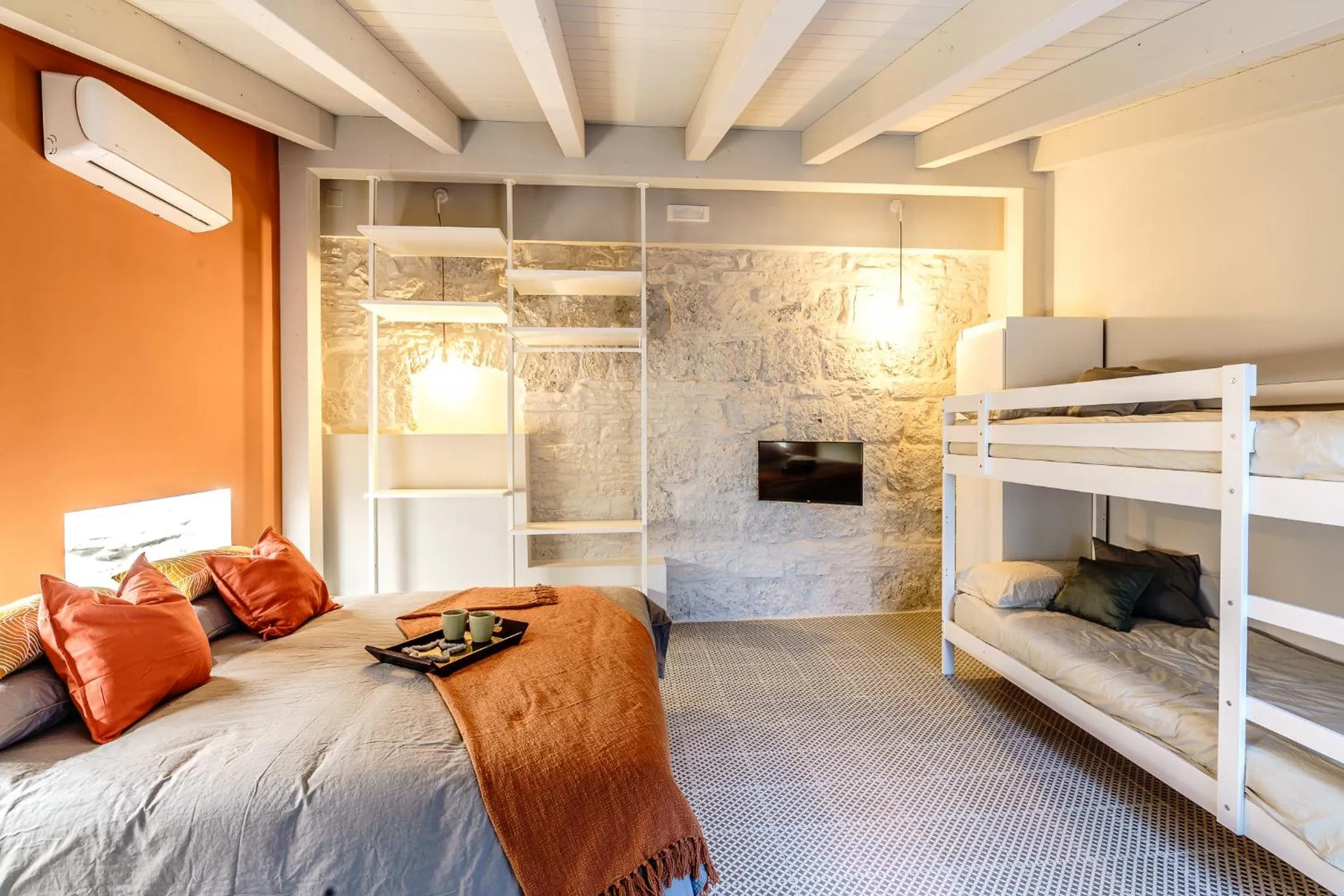 Photo of the whole room, Bed in Paso a Paso