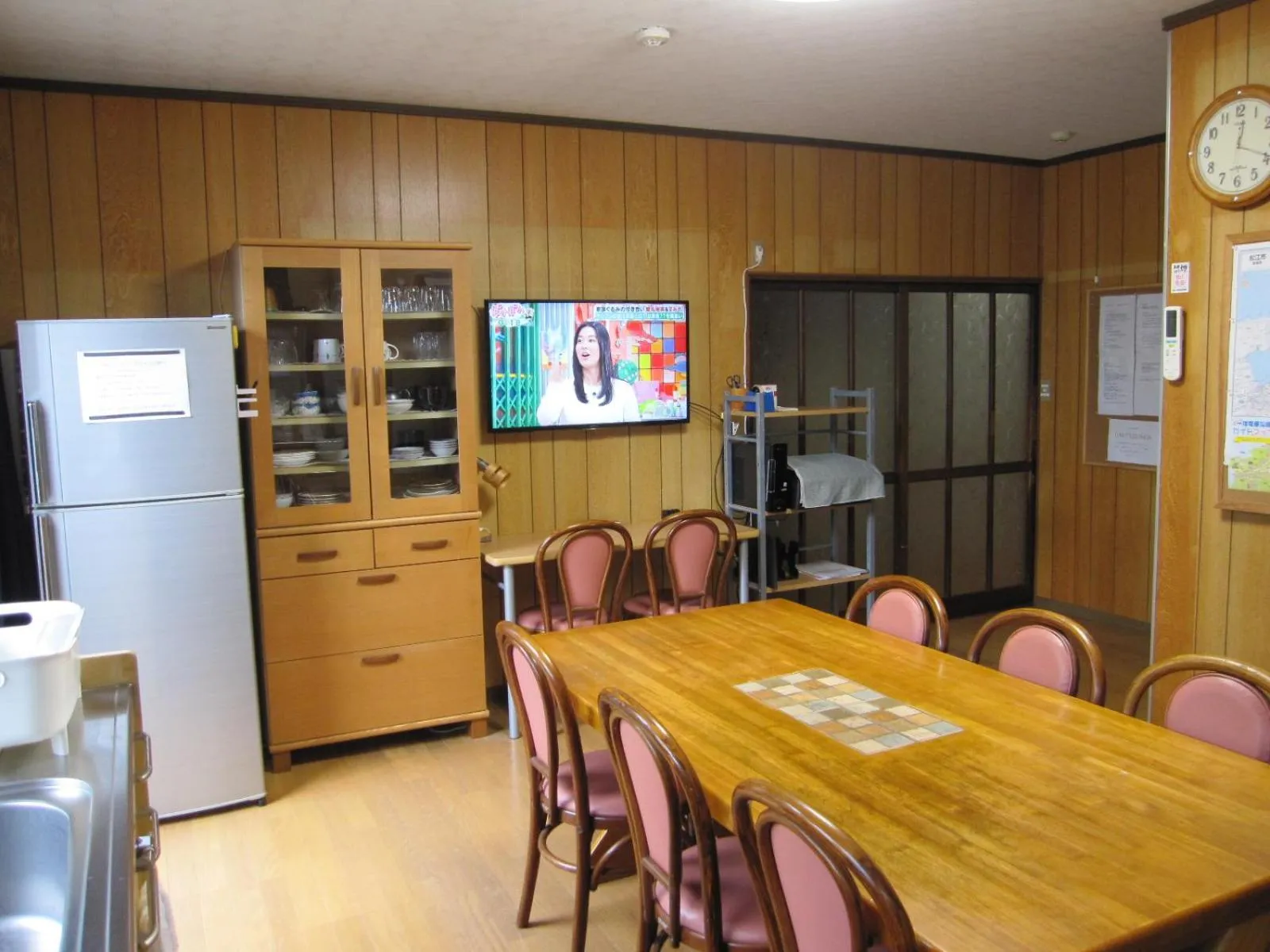 Communal kitchen in ゲストハウス あずも GuestHouse AZMO