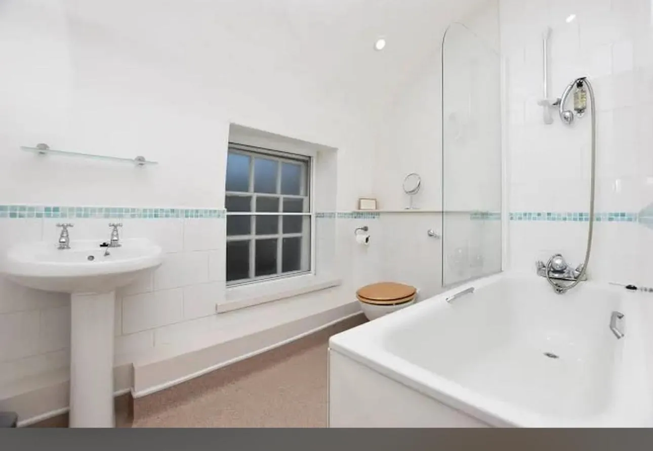 Bathroom in The Halford Bridge Inn