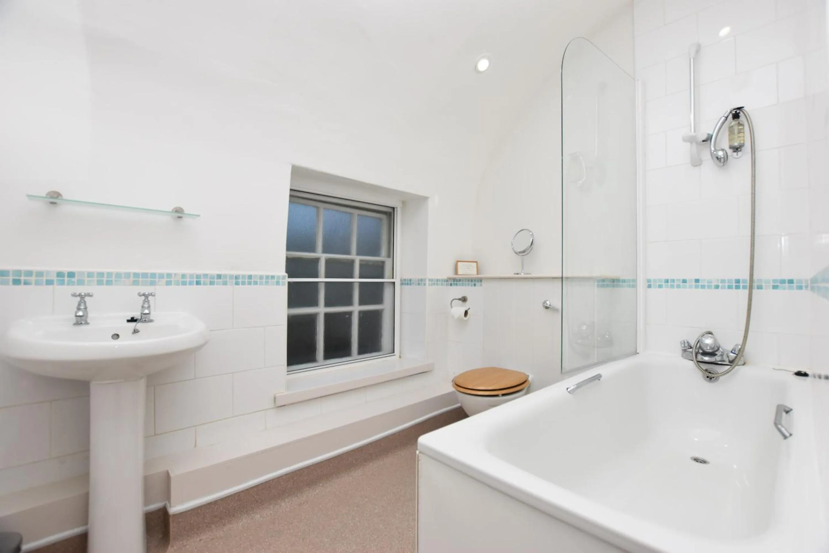 Bathroom in The Halford Bridge Inn