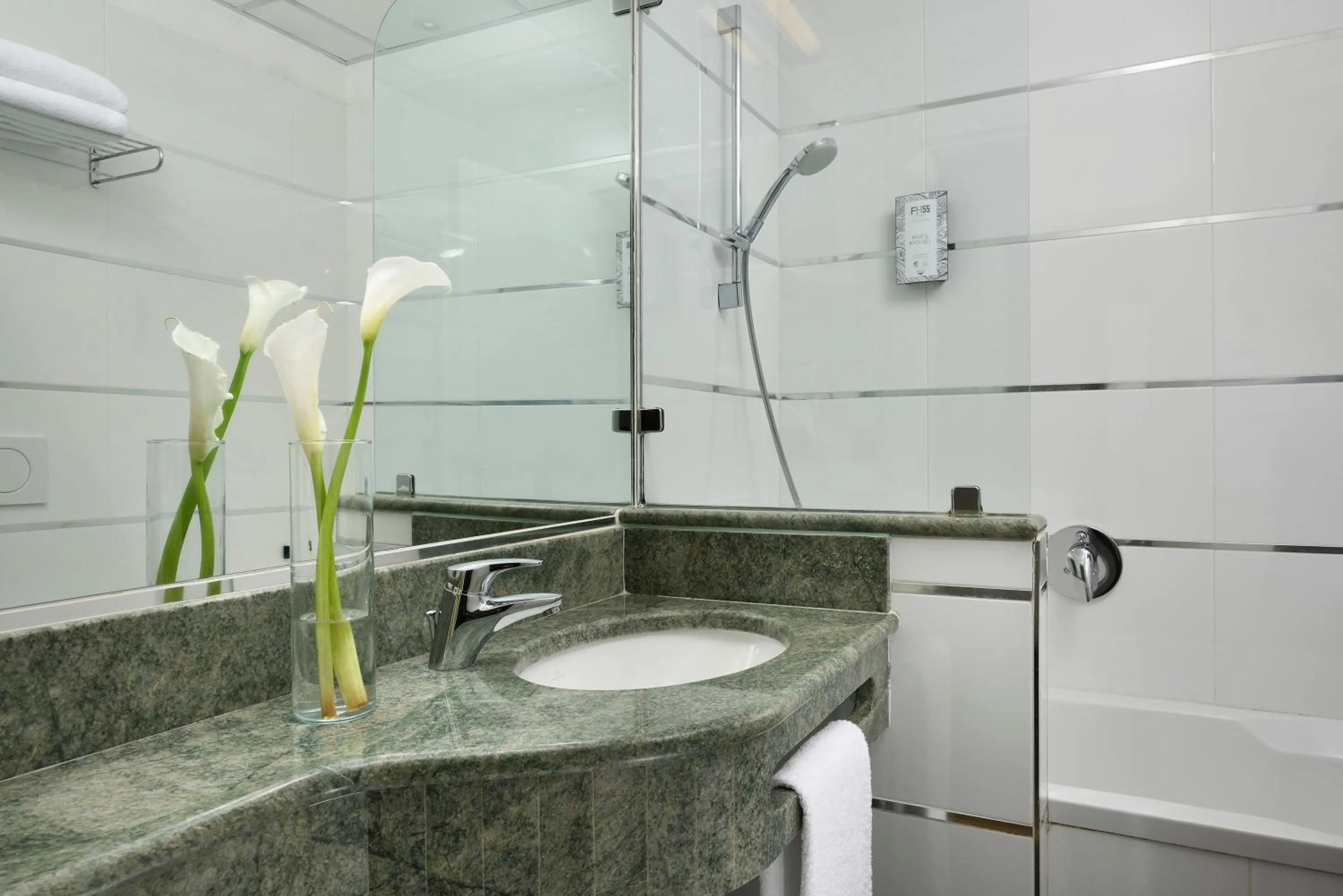 Shower in FH55 Grand Hotel Mediterraneo