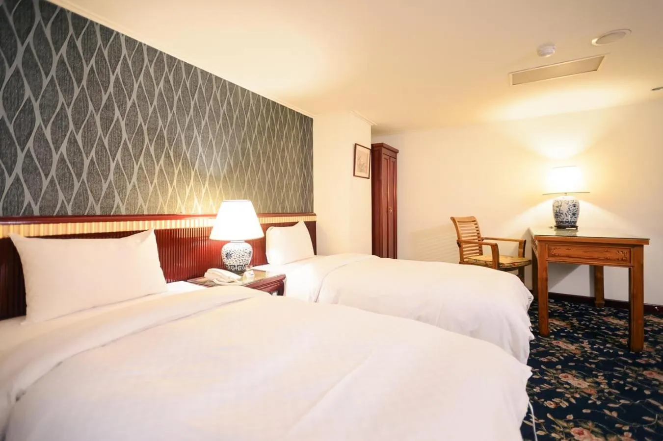 Kiwi Hotel MRT Wenxin Branch (Feng Chia Branch 1)