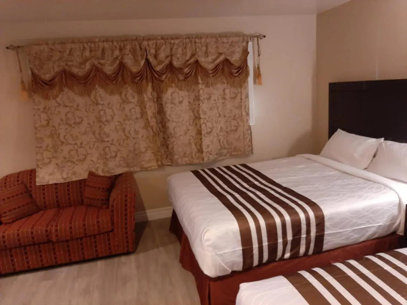 Seating area, Bed in Silver Maple Motel Seating area, Bed in Silver Maple Motel