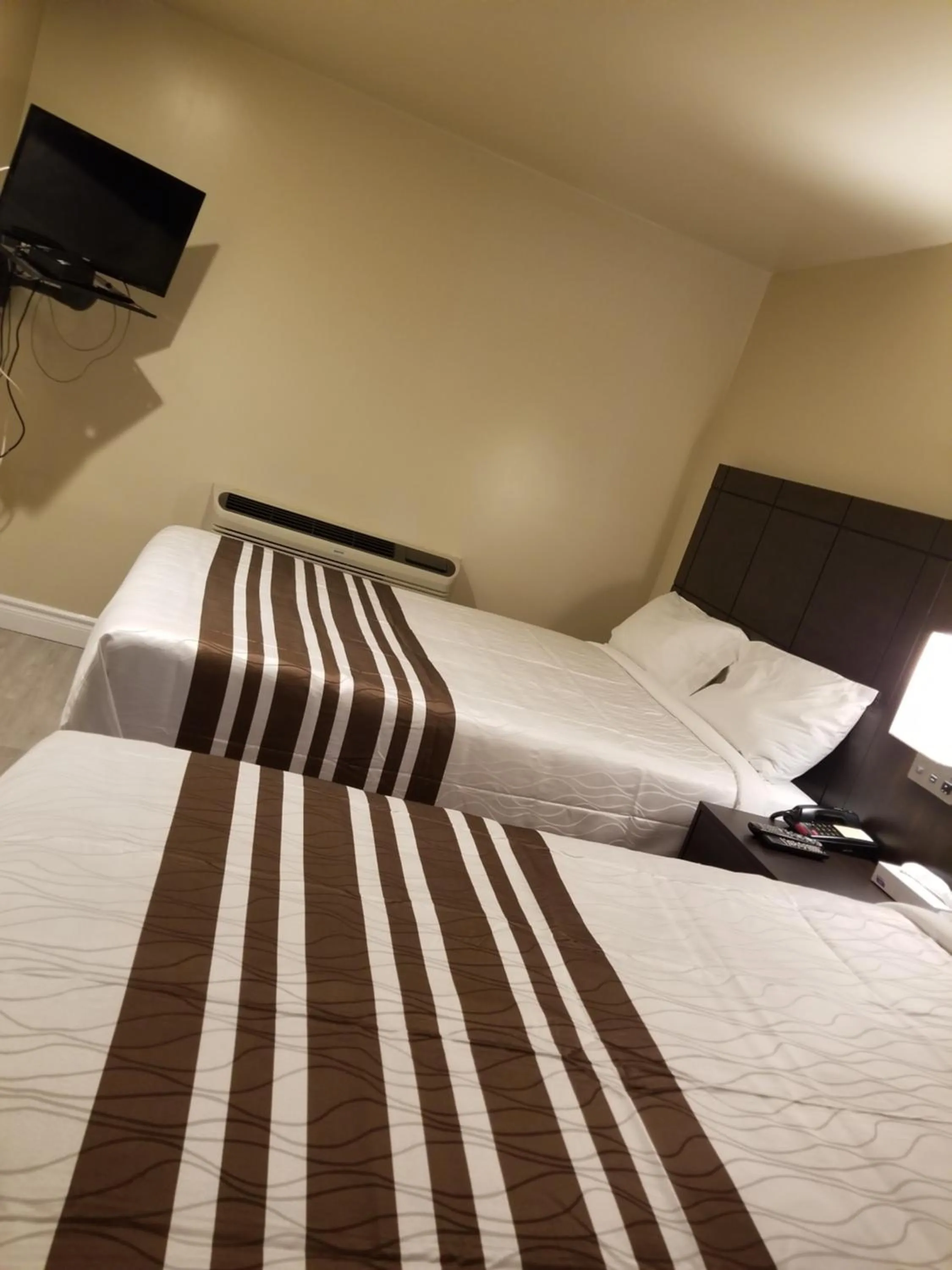 Communal lounge/ TV room, Bed in Silver Maple Motel