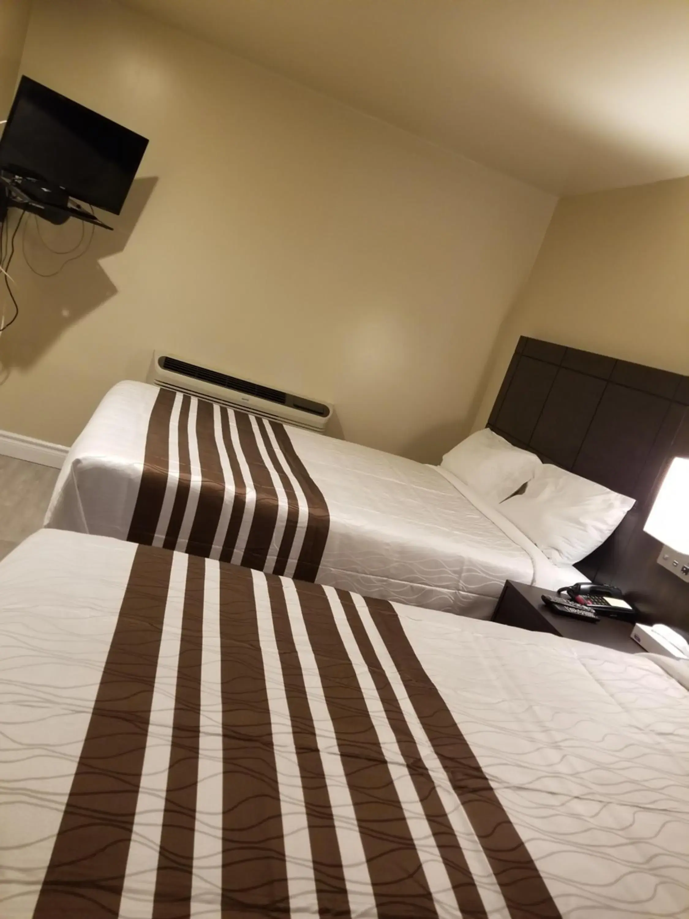 Communal lounge/ TV room, Bed in Silver Maple Motel Communal lounge/ TV room, Bed in Silver Maple Motel