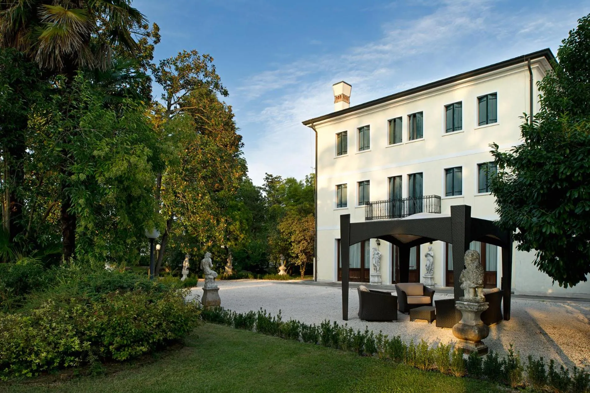 Property building in Villa Pace Park Hotel Bolognese