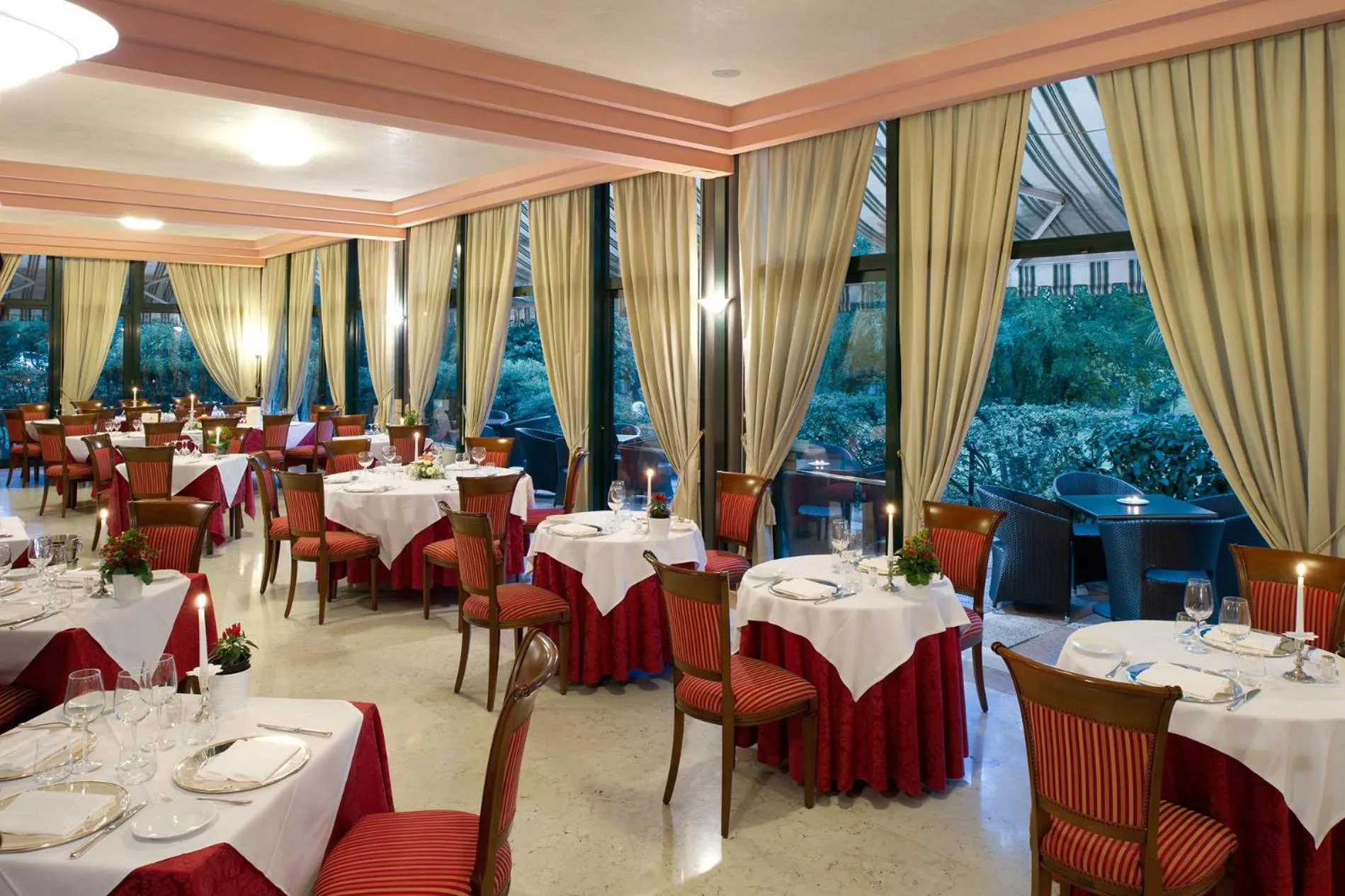 Restaurant/places to eat in Villa Pace Park Hotel Bolognese