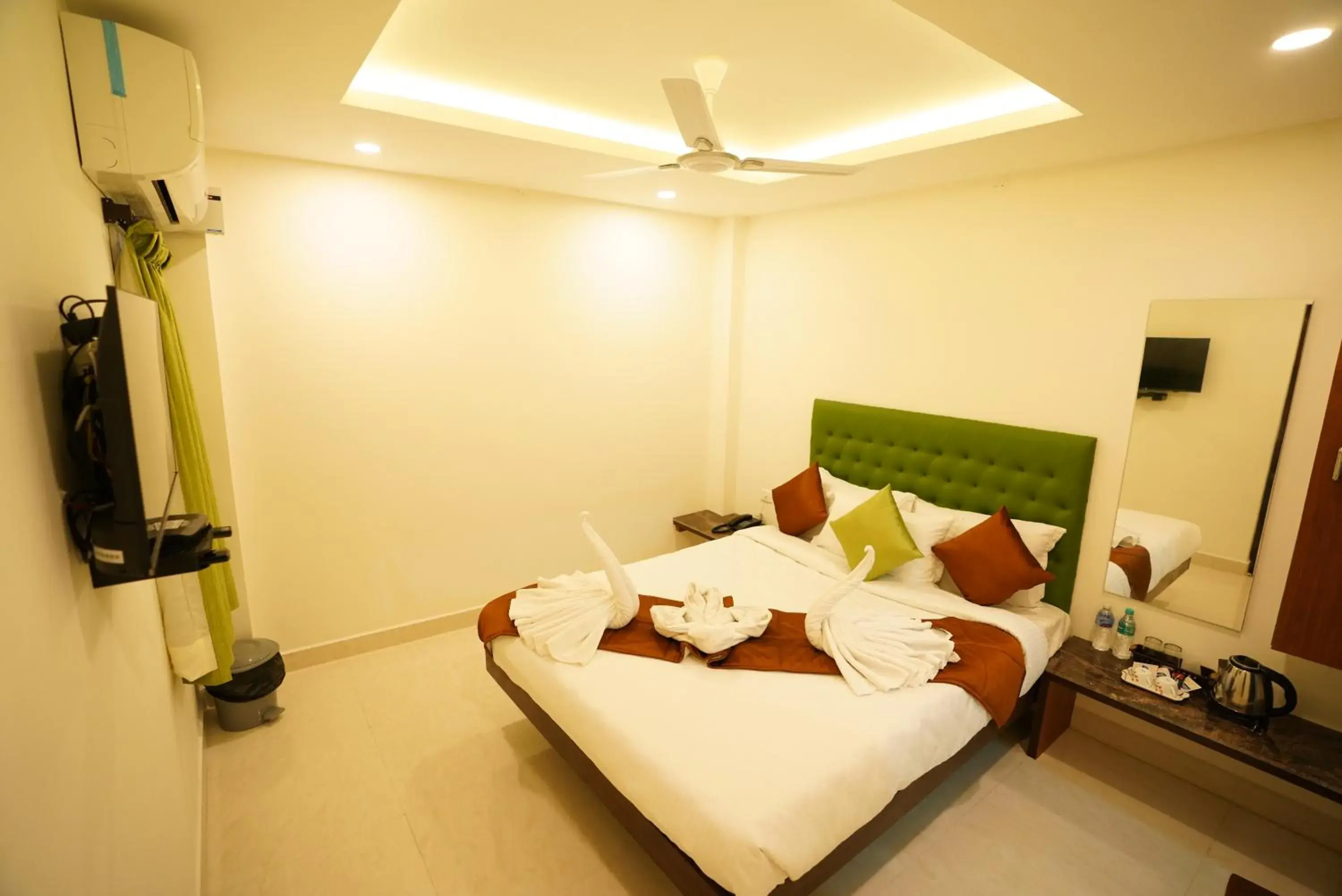 Photo of the whole room, Bed in SAARA INN Photo of the whole room, Bed in SAARA INN