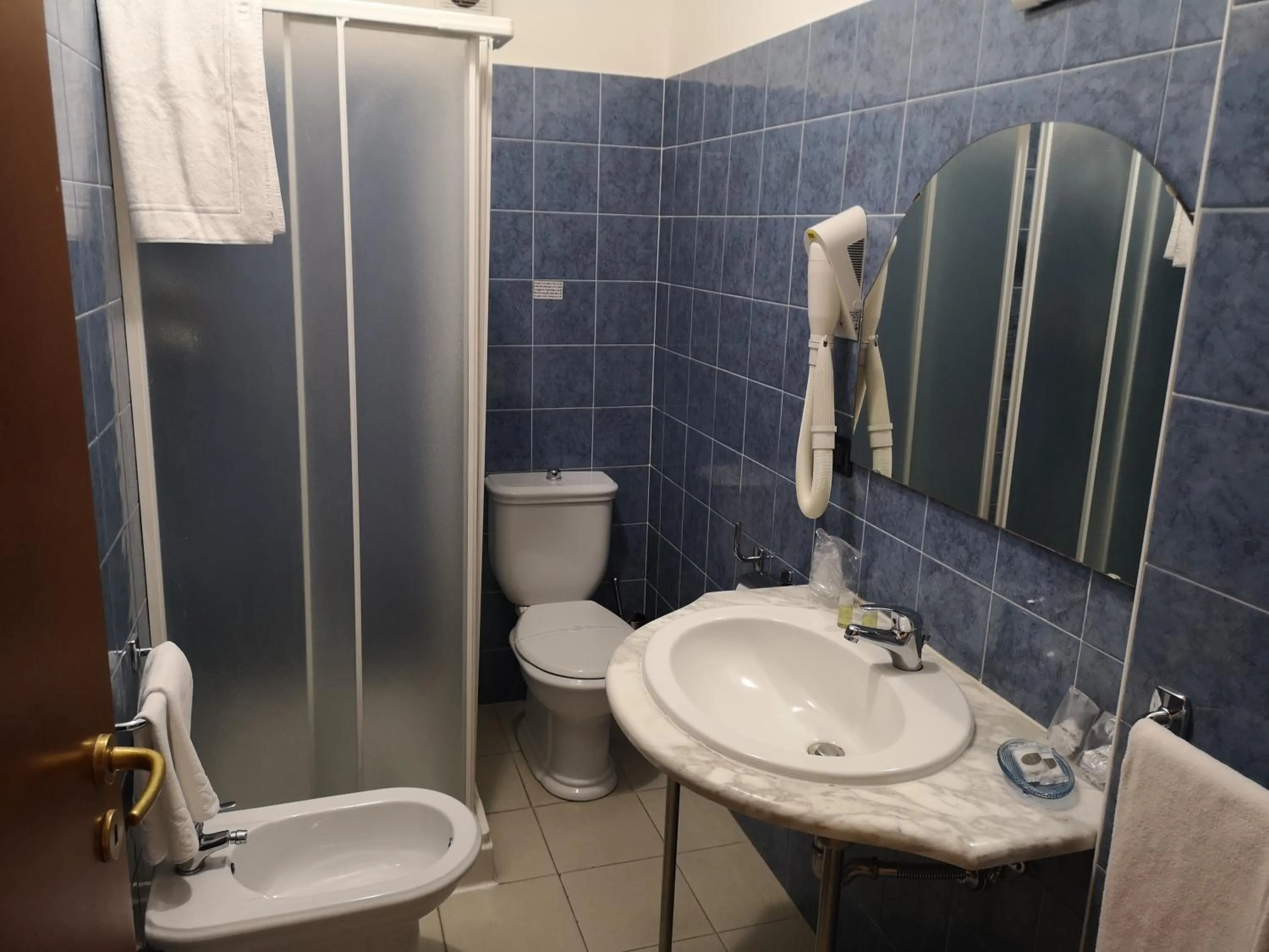 Shower in Oasi Park Hotel