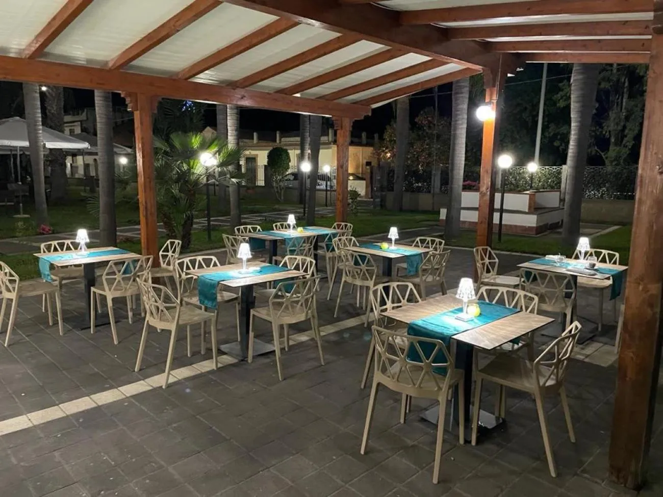 Restaurant/places to eat in Oasi Park Hotel