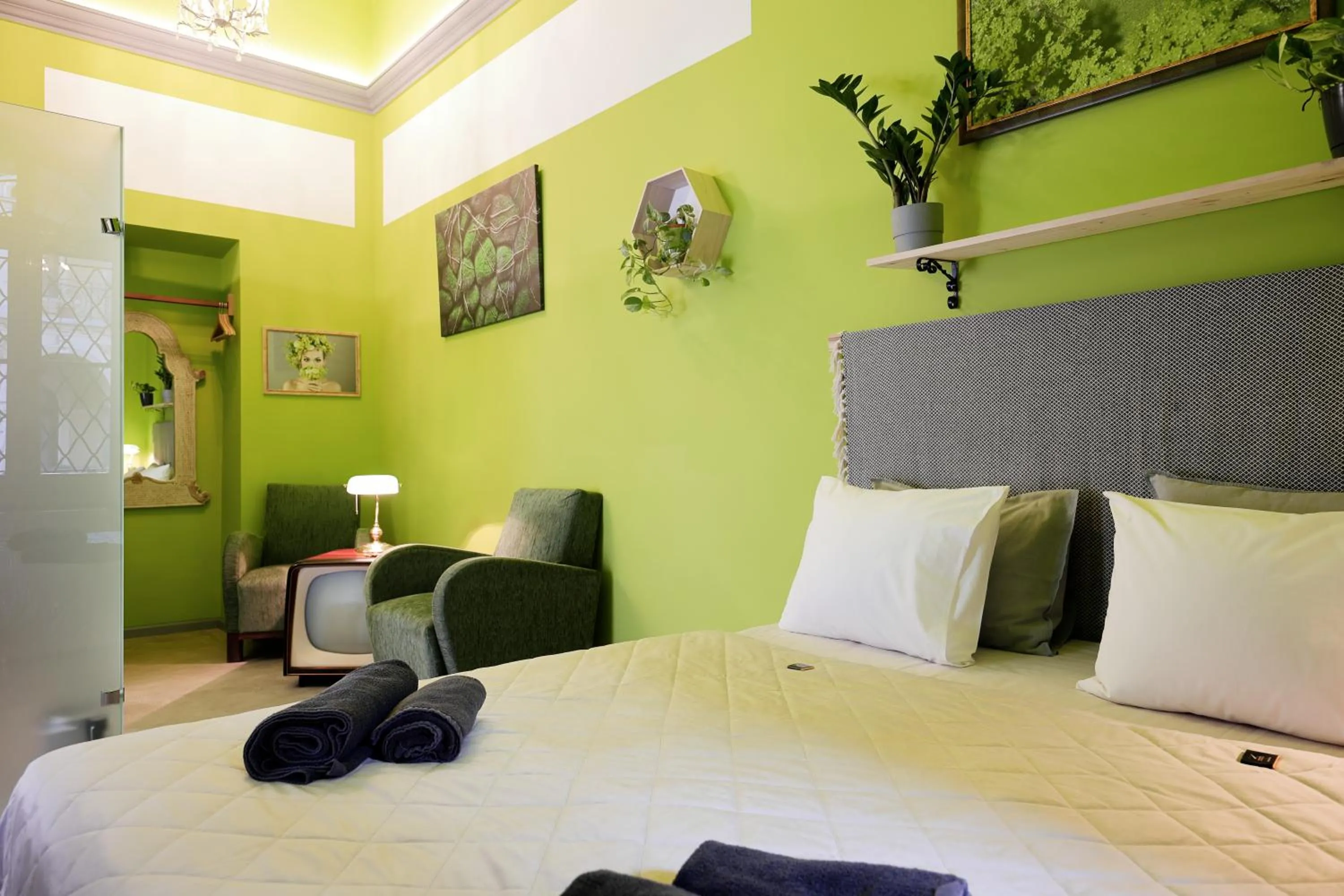 Bathroom, Bed in BudapeStayz - Raday Rooms