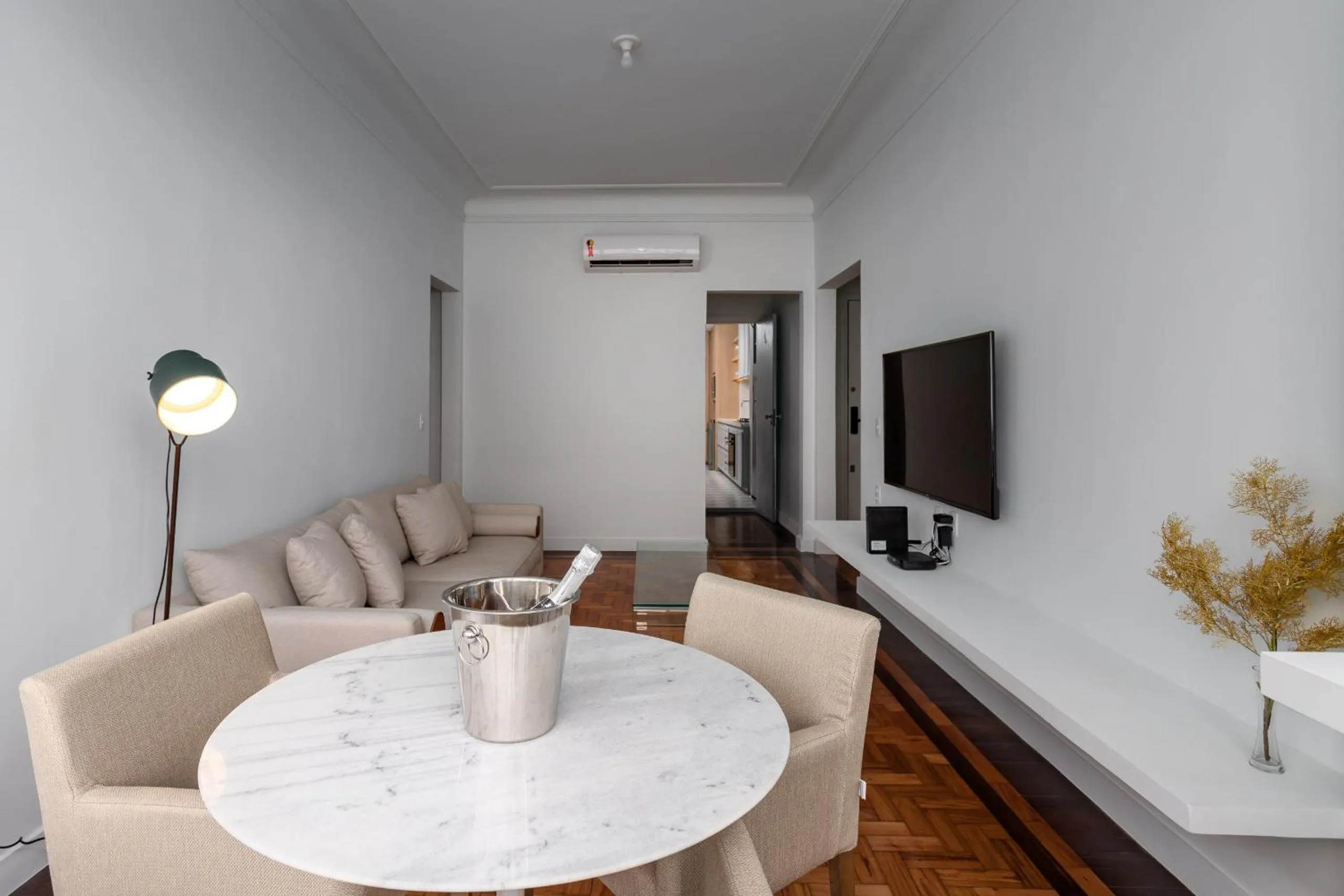 Communal lounge/ TV room in Vista para praia de Copacabana - RD1003 Z4