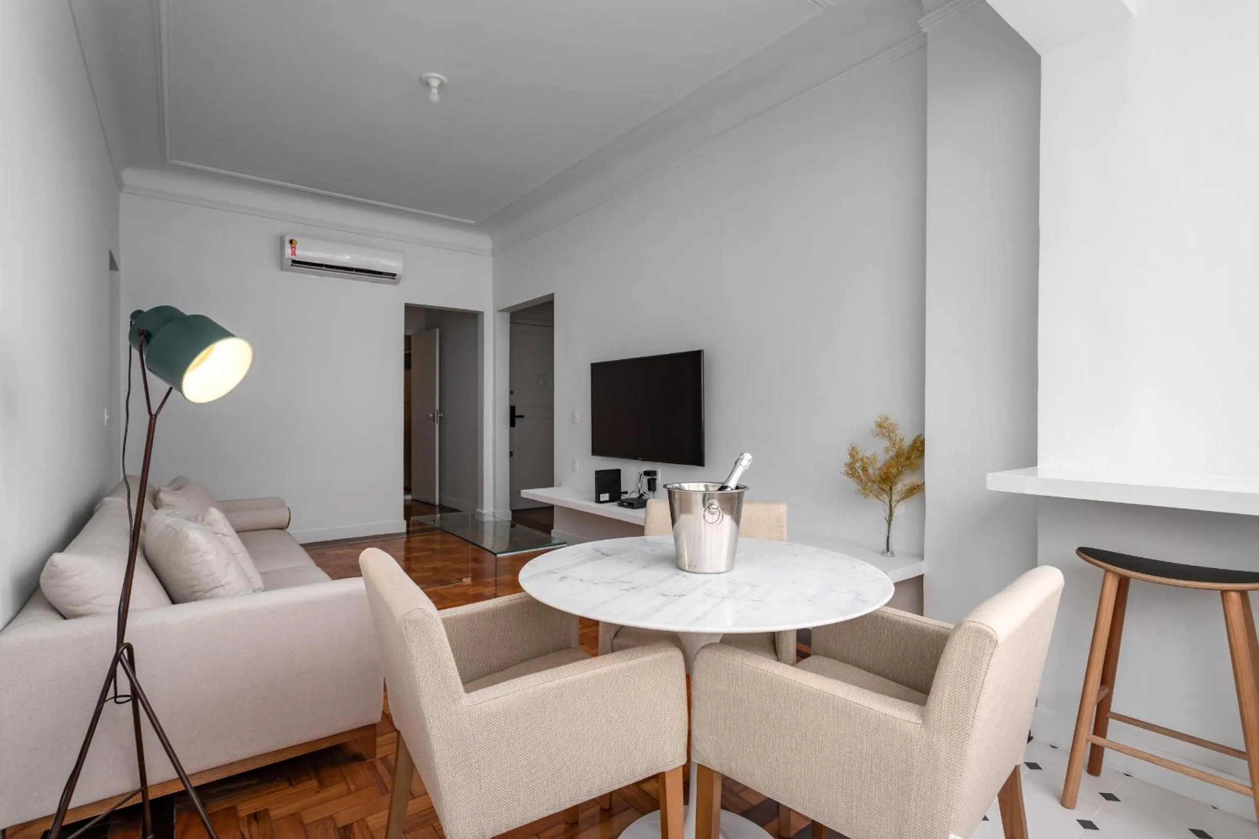 Communal lounge/ TV room in Vista para praia de Copacabana - RD1003 Z4