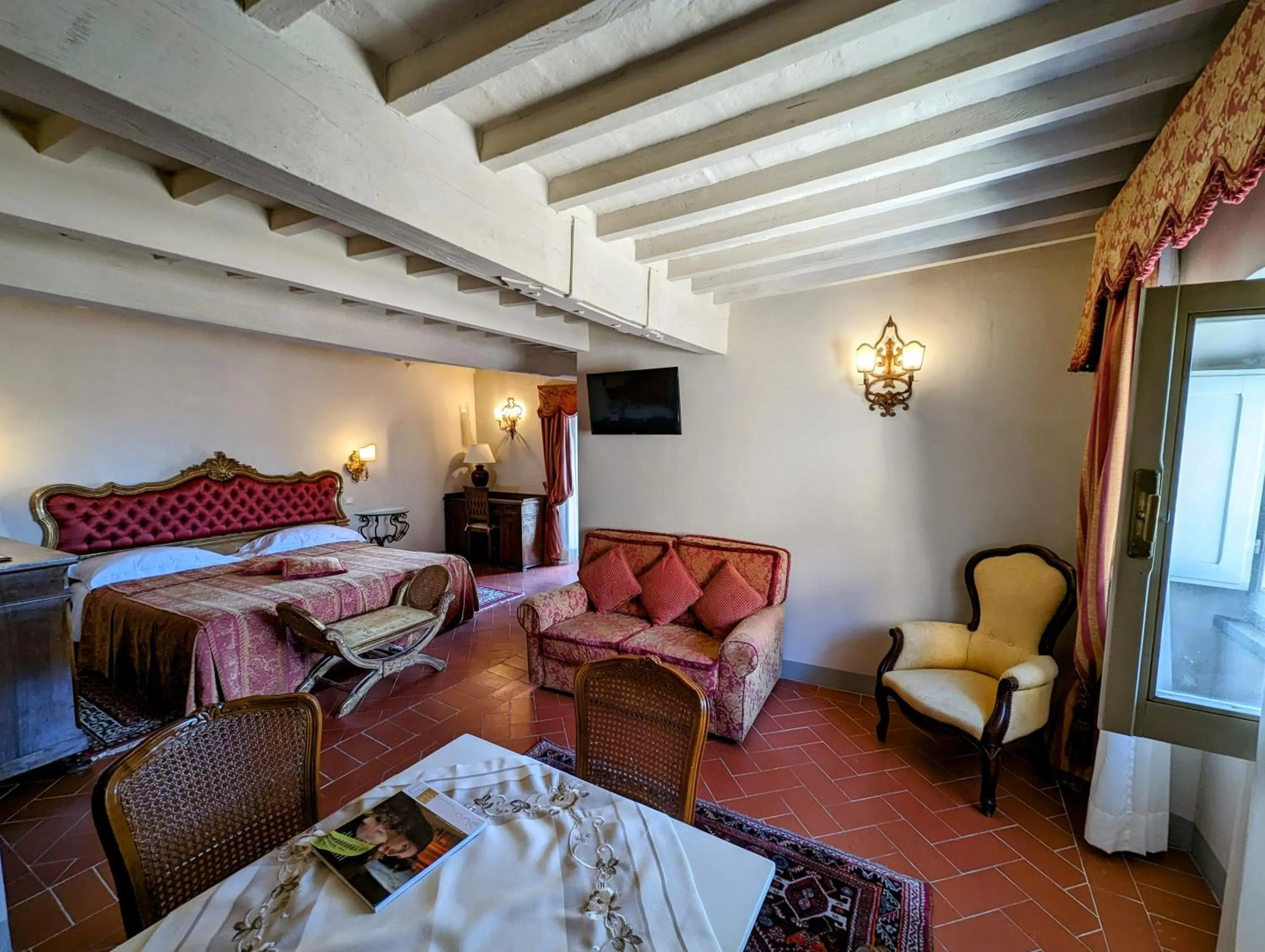 Seating area, Bed in Hotel San Michele