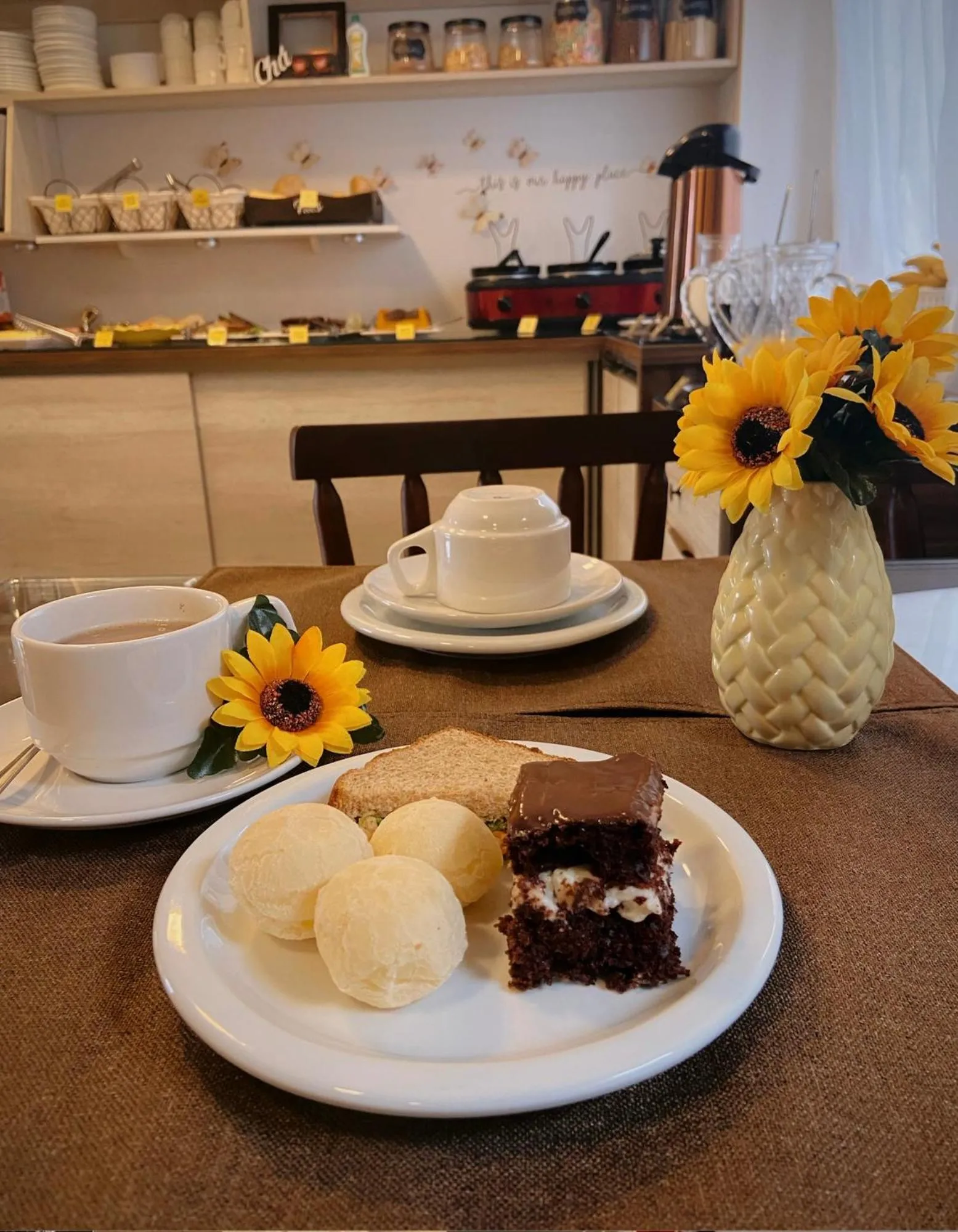 Buffet breakfast in Pousada Villa Vantino