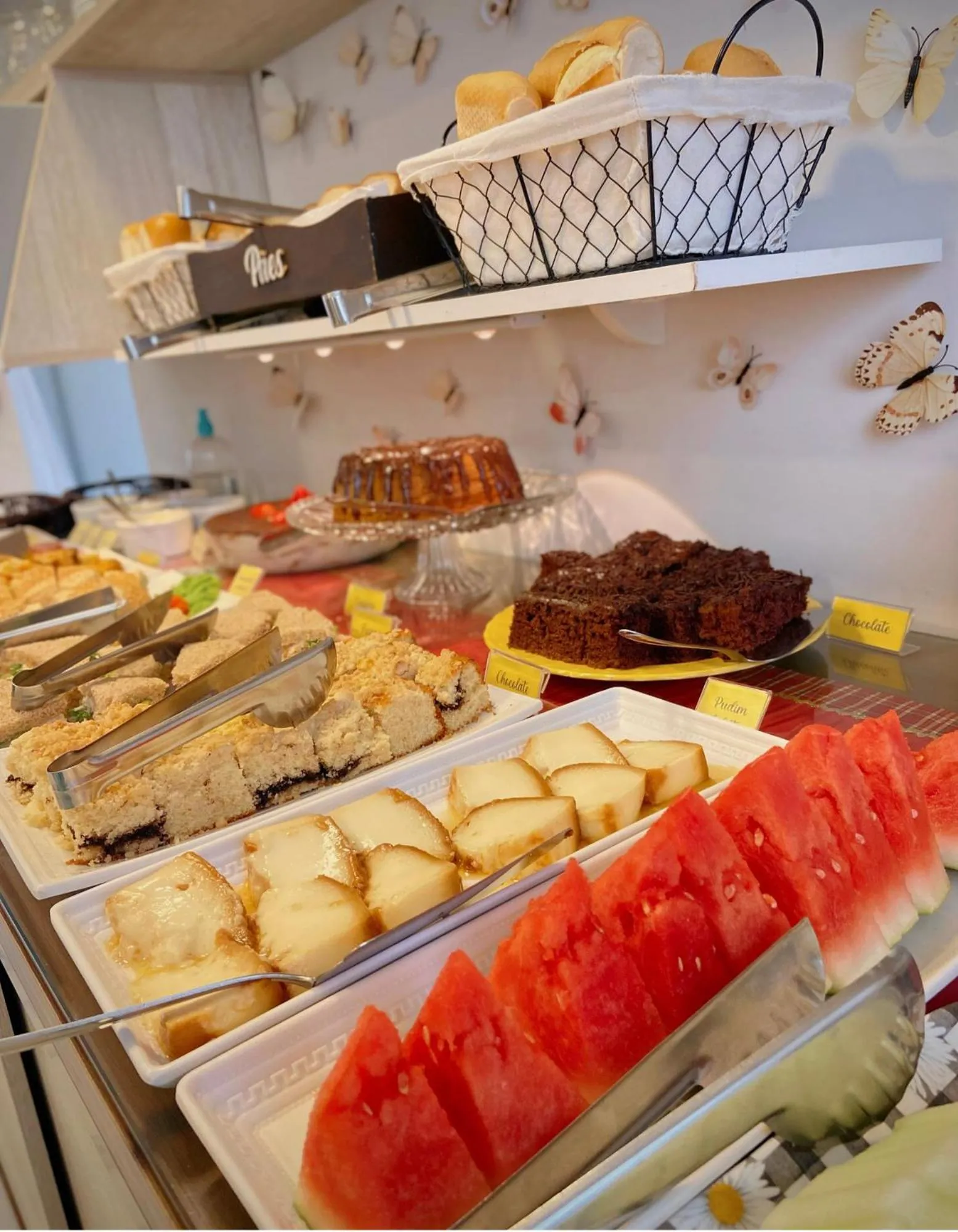 Buffet breakfast in Pousada Villa Vantino