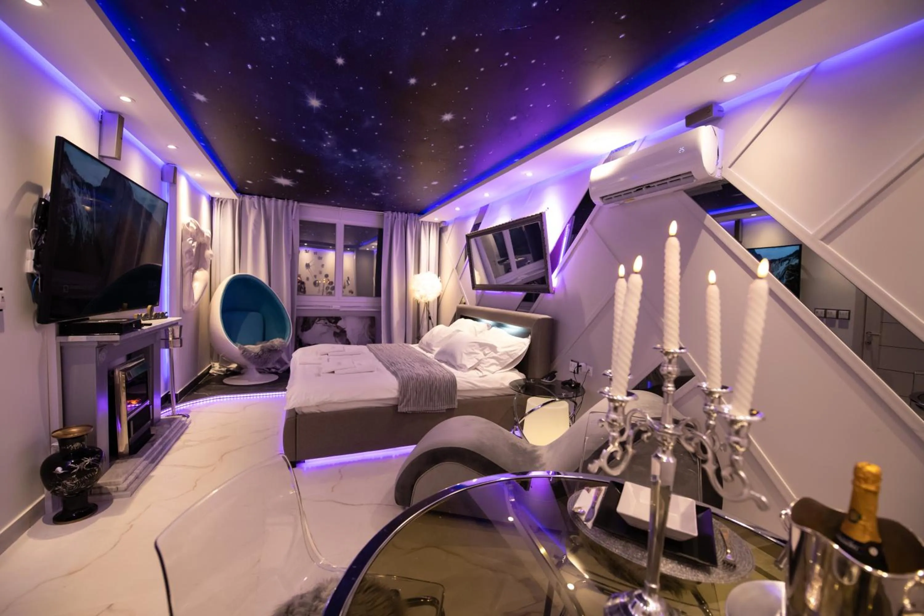 Hot Tub, Bed in Aurora Lux Spa Smart apartments