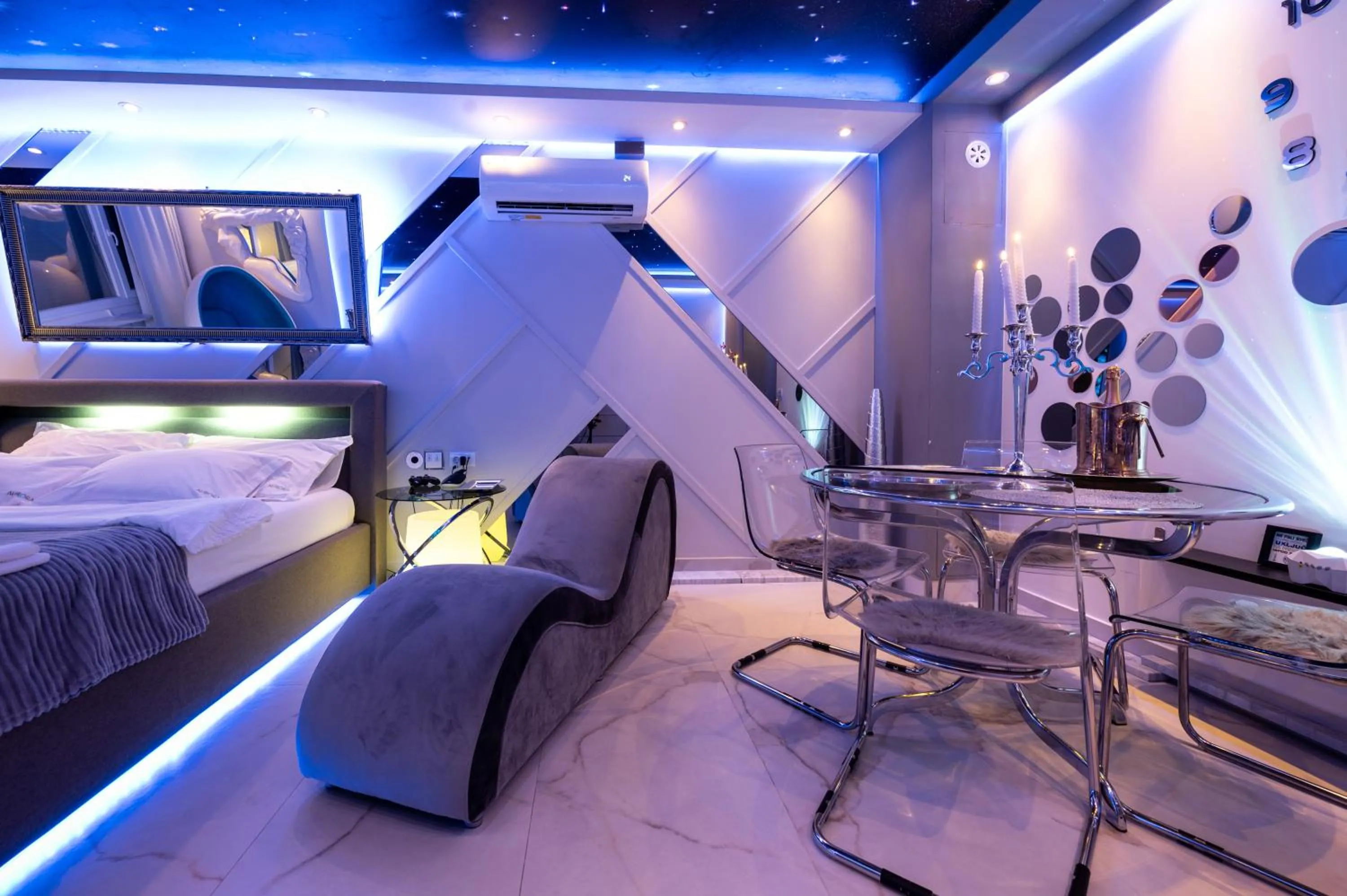 Bedroom, Bed in Aurora Lux Spa Smart apartments