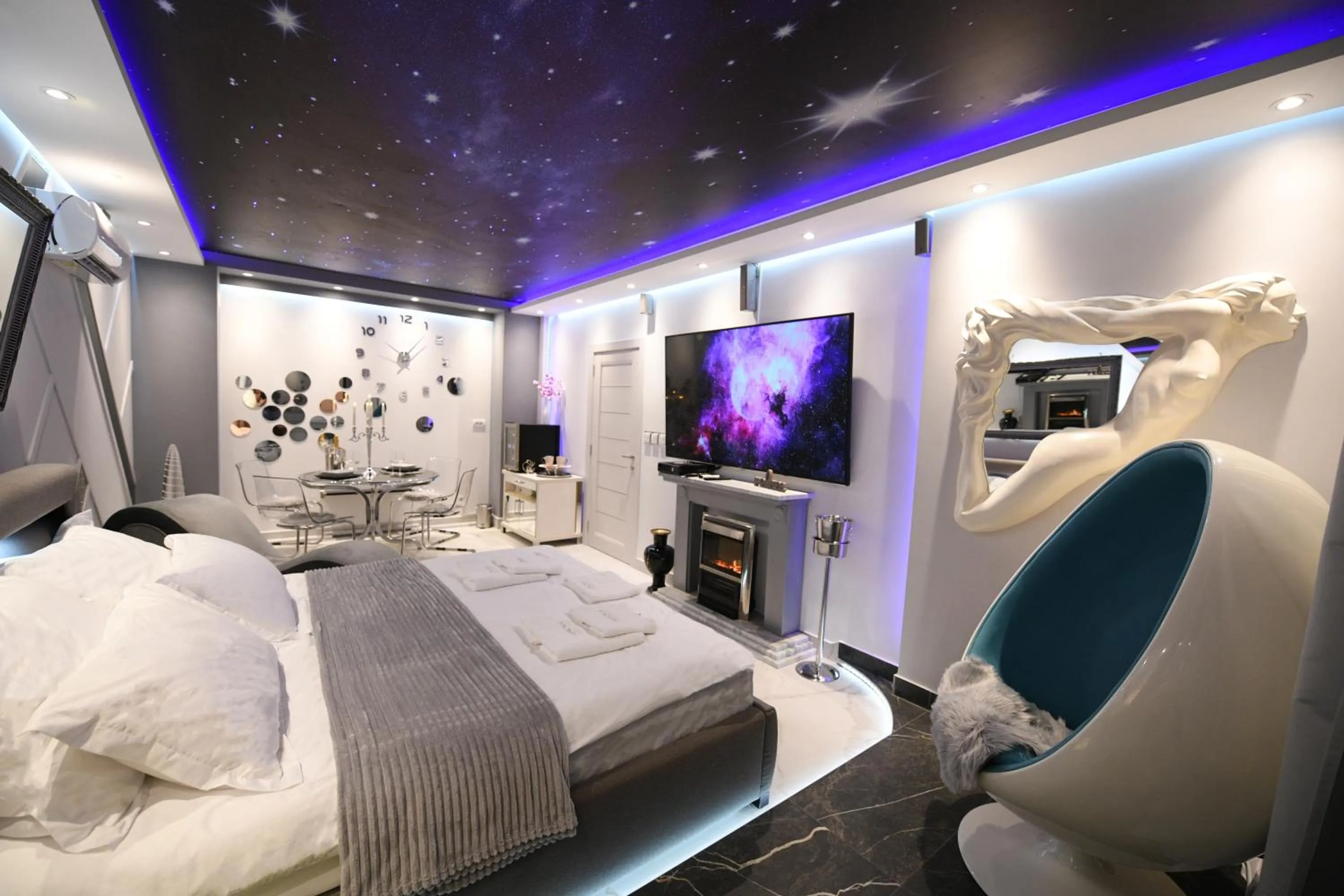 Photo of the whole room, Bed in Aurora Lux Spa Smart apartments