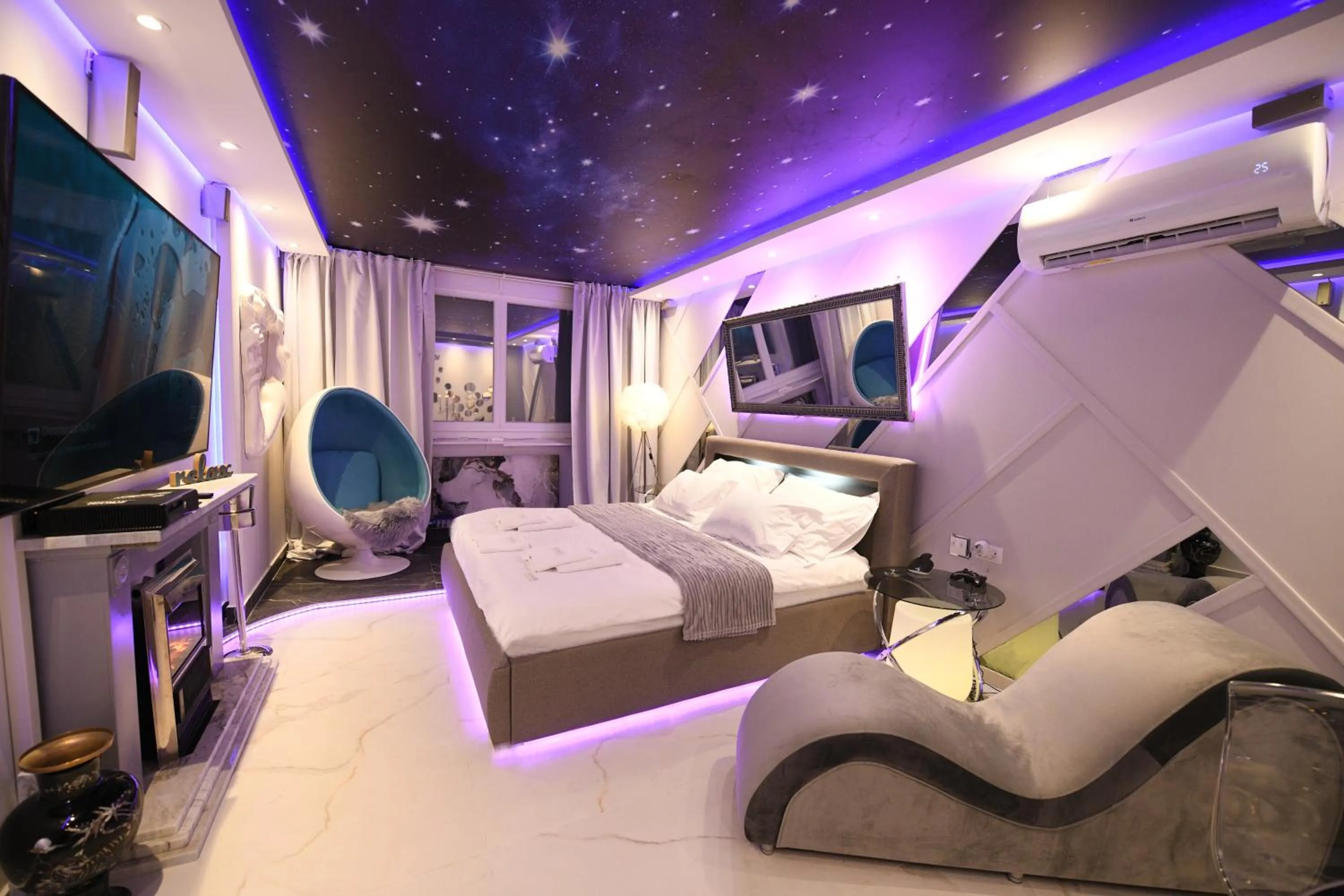 Bedroom, Bed in Aurora Lux Spa Smart apartments