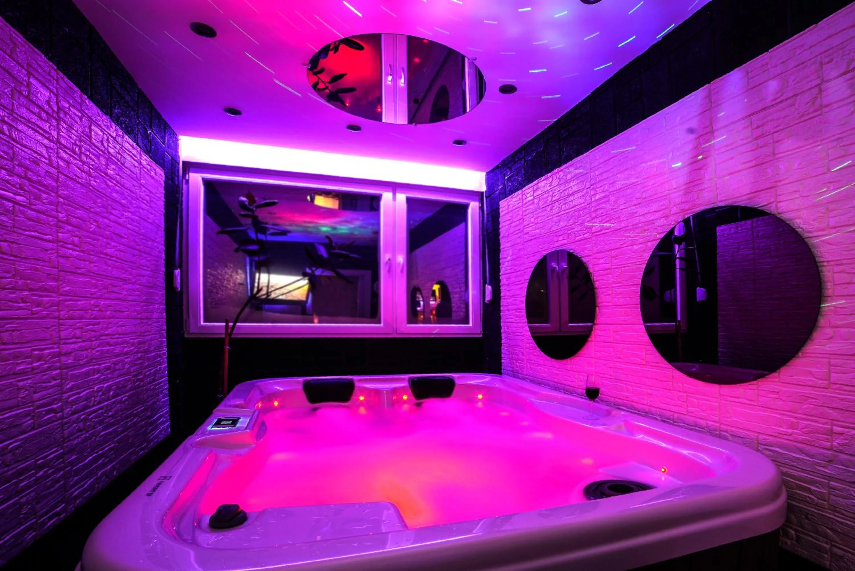 Hot Tub in Aurora Lux Spa Smart apartments