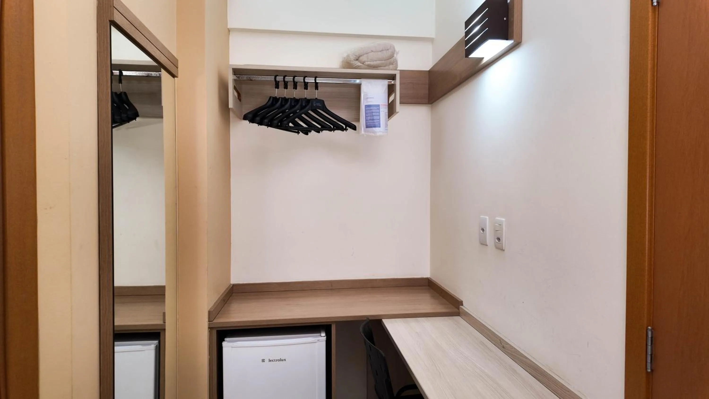 wardrobe in Larison Executive - by Easy Hotéis