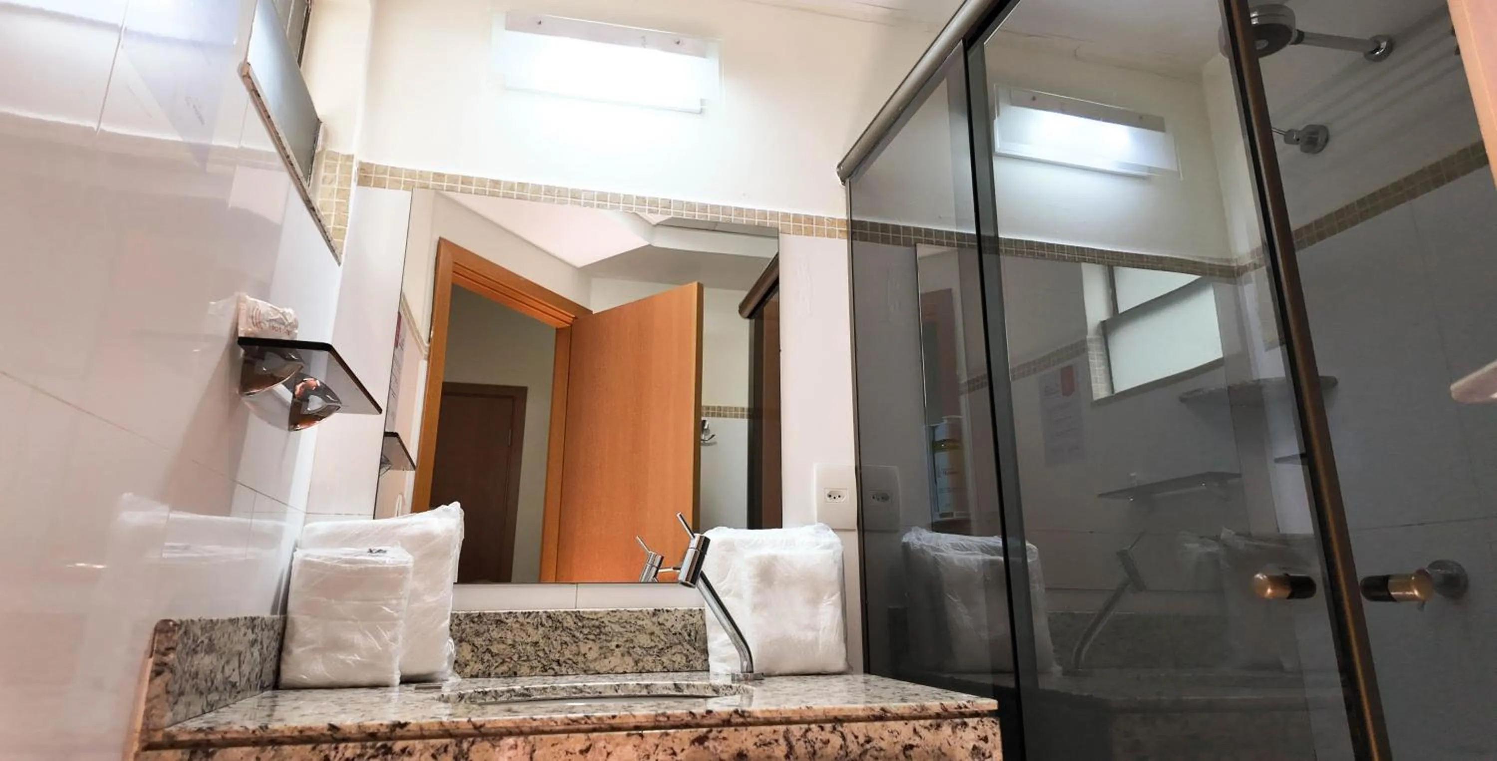 Bathroom in Larison Executive - by Easy Hotéis