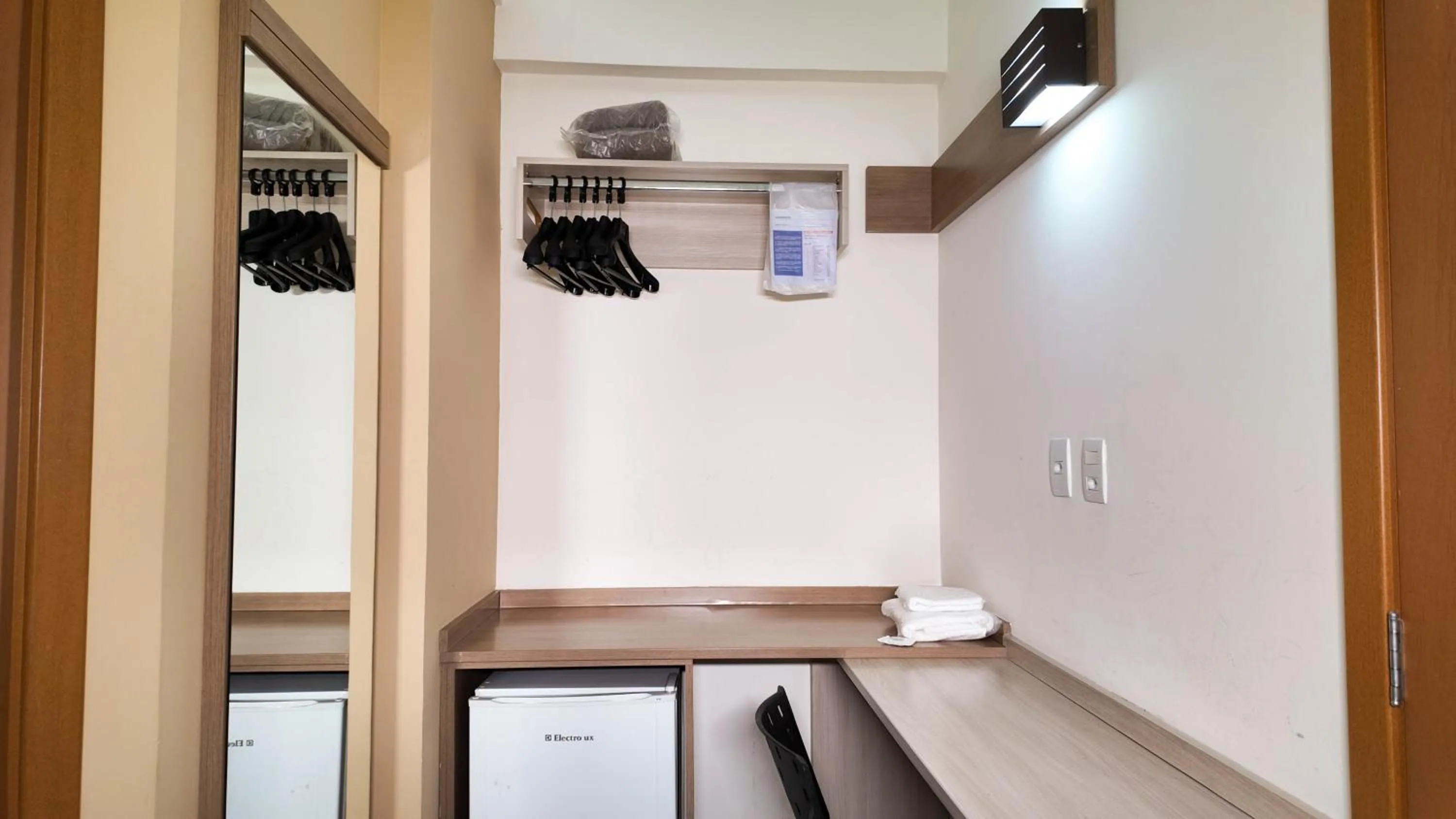 wardrobe in Larison Executive - by Easy Hotéis