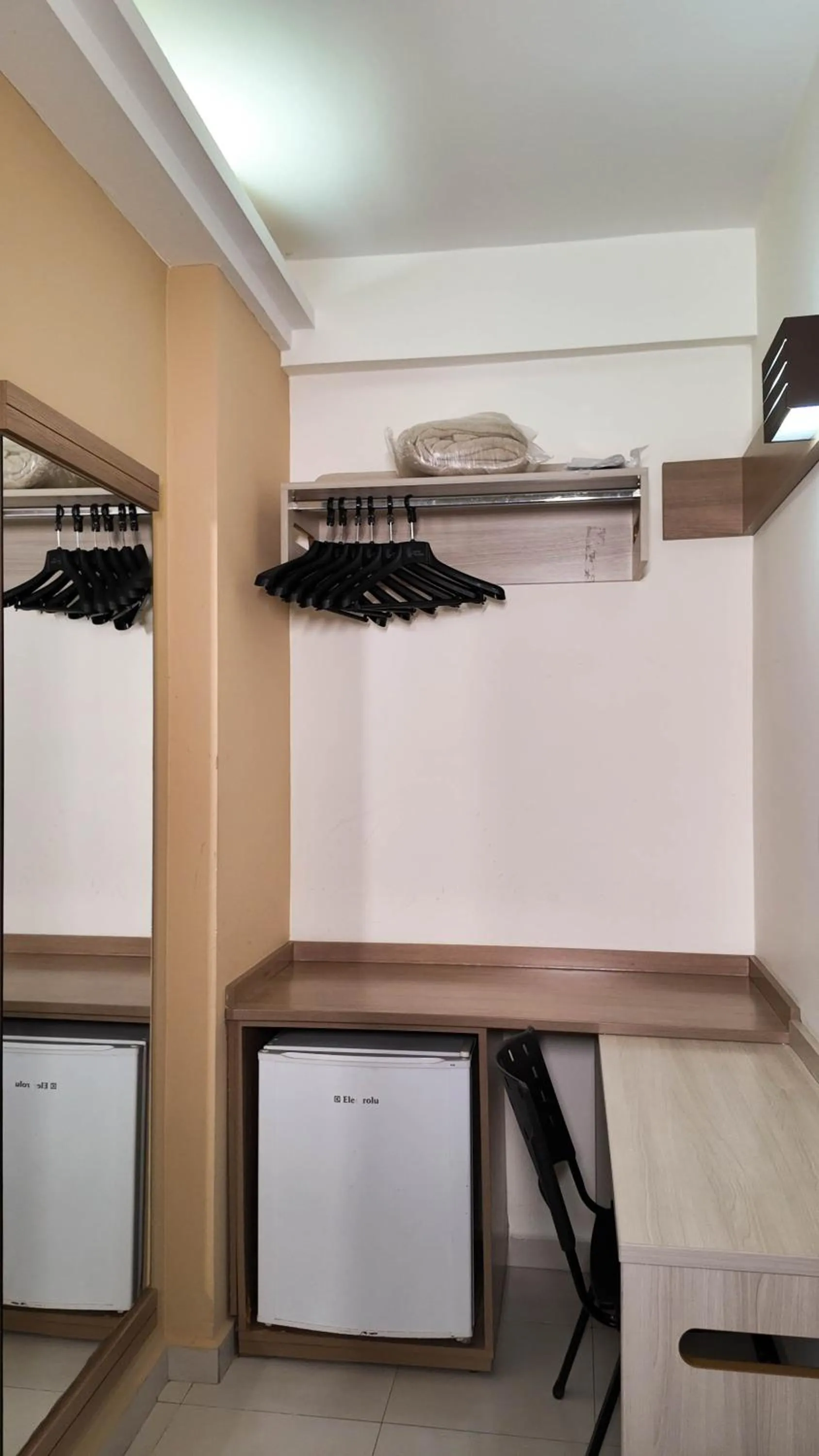 wardrobe in Larison Executive - by Easy Hotéis