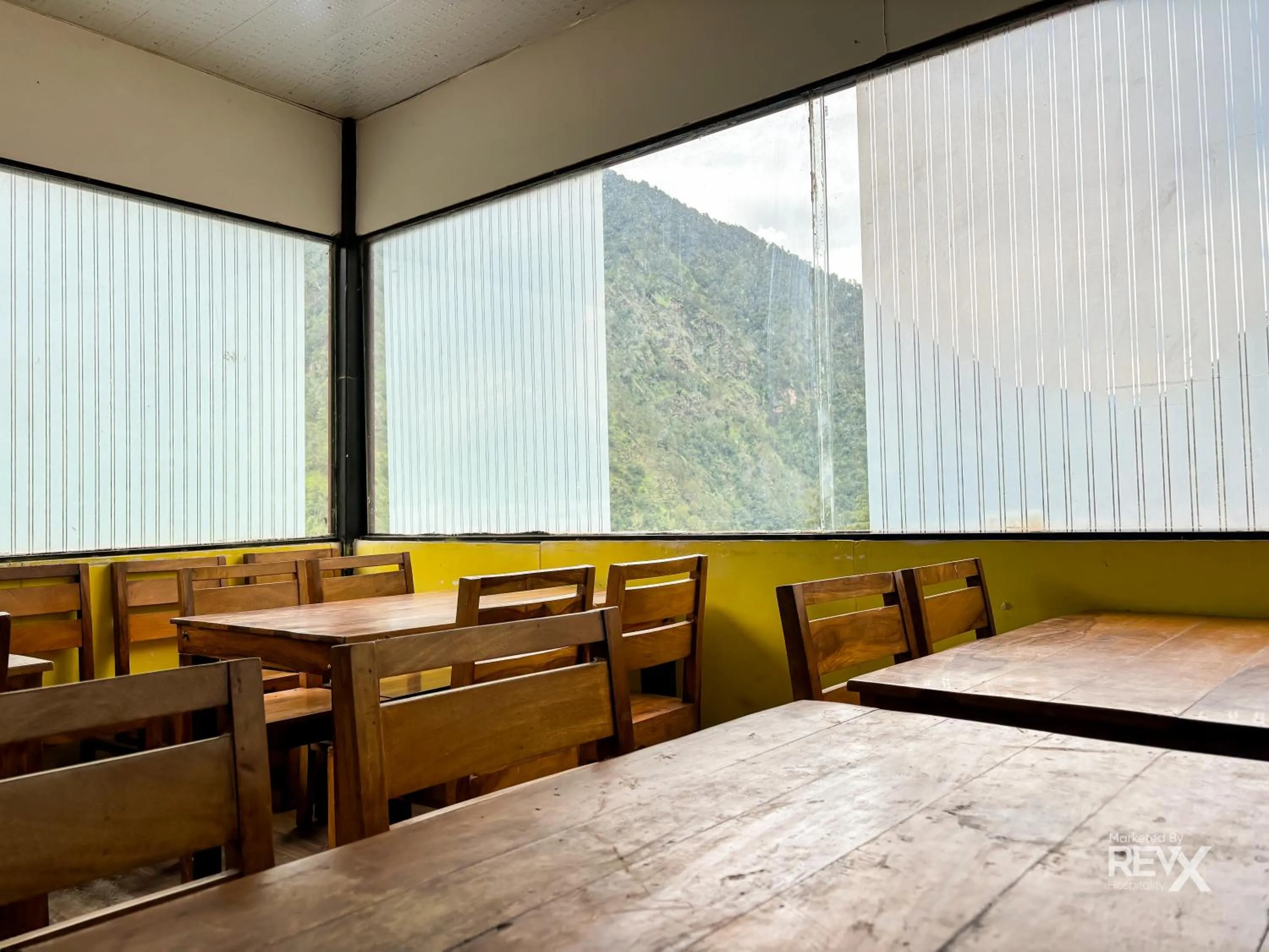 Restaurant/places to eat in The Sona Heli Resort