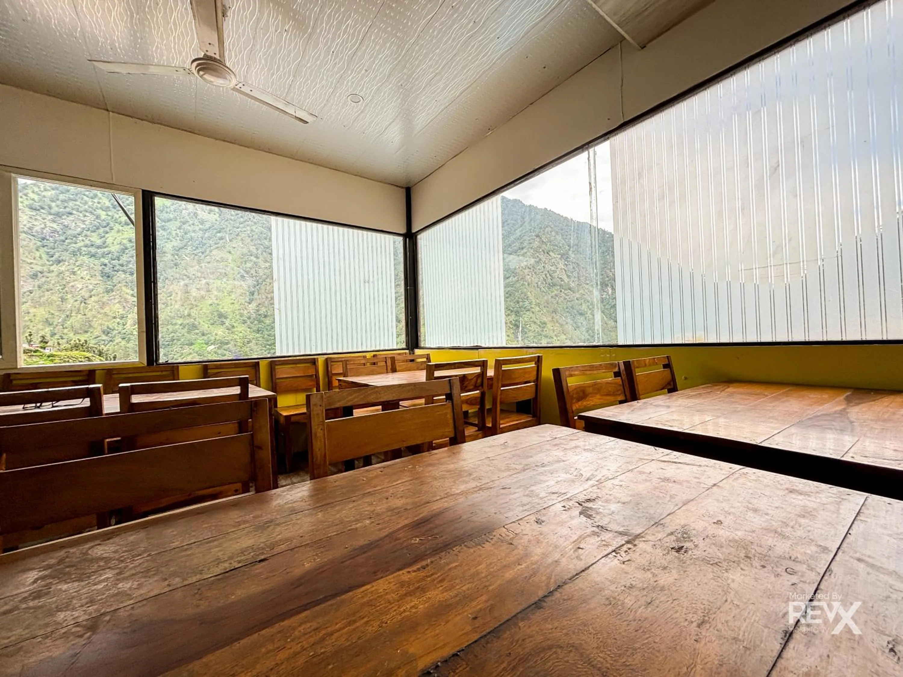 Restaurant/places to eat in The Sona Heli Resort