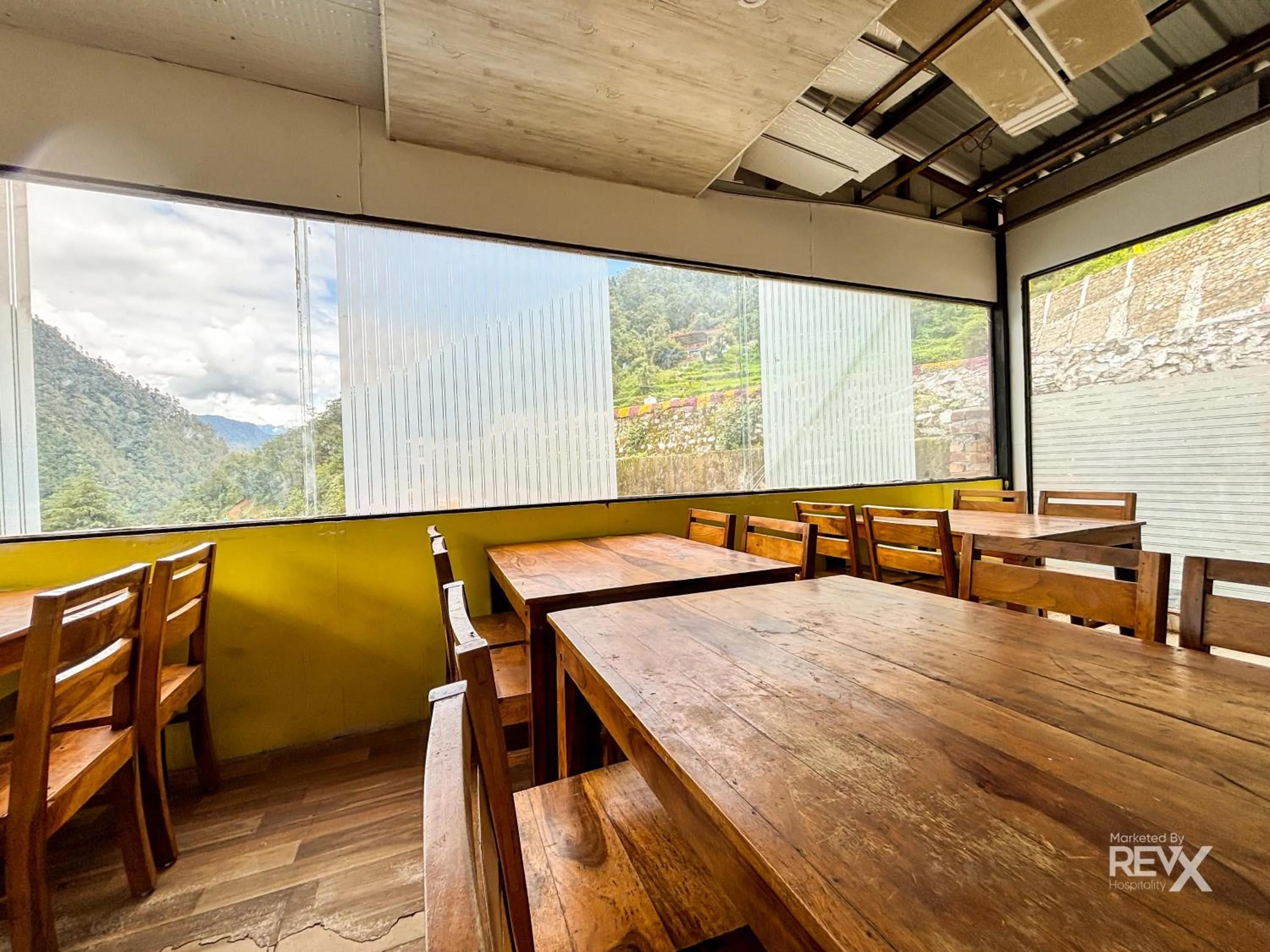 Restaurant/places to eat in The Sona Heli Resort