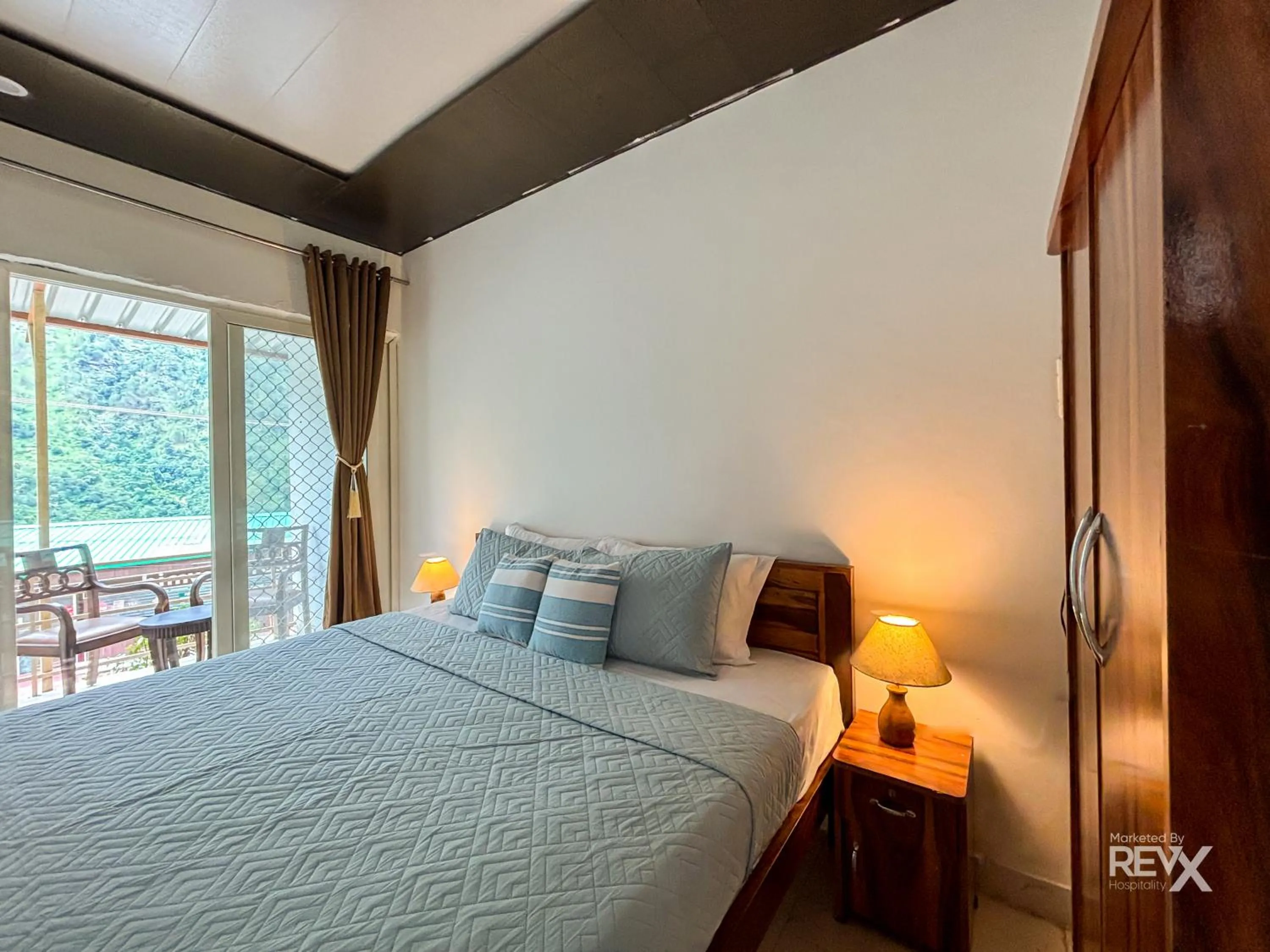 Bed in The Sona Heli Resort