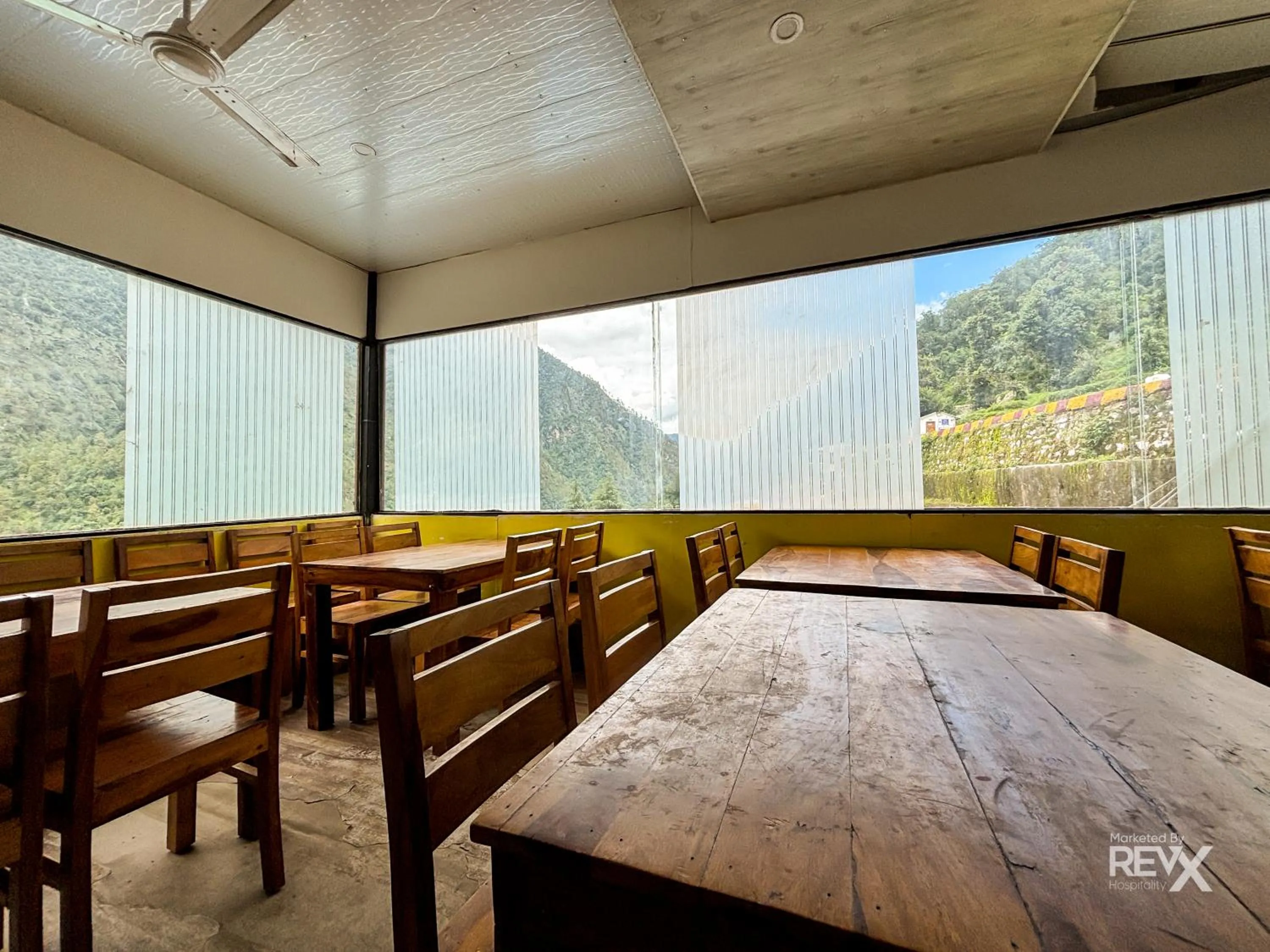 Restaurant/places to eat in The Sona Heli Resort